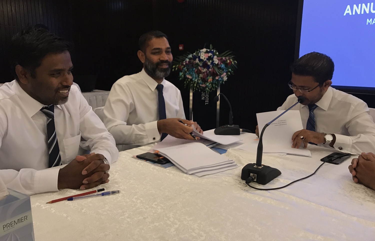 އެމްޕީއެލްއިން މިދިޔަ ބުދަ ދުވަހުގެ ރޭ ބޭއްވި އަހަރީ އާއްމު ޖަލްސާގައި އެ ކުންފުނީގެ ސީއީއޯ ހަލީމް (މ) އަދި ބޯޑު މެމްބަރުންތަކެއް. ފޮޓޯ: އެމްޕީއެލް