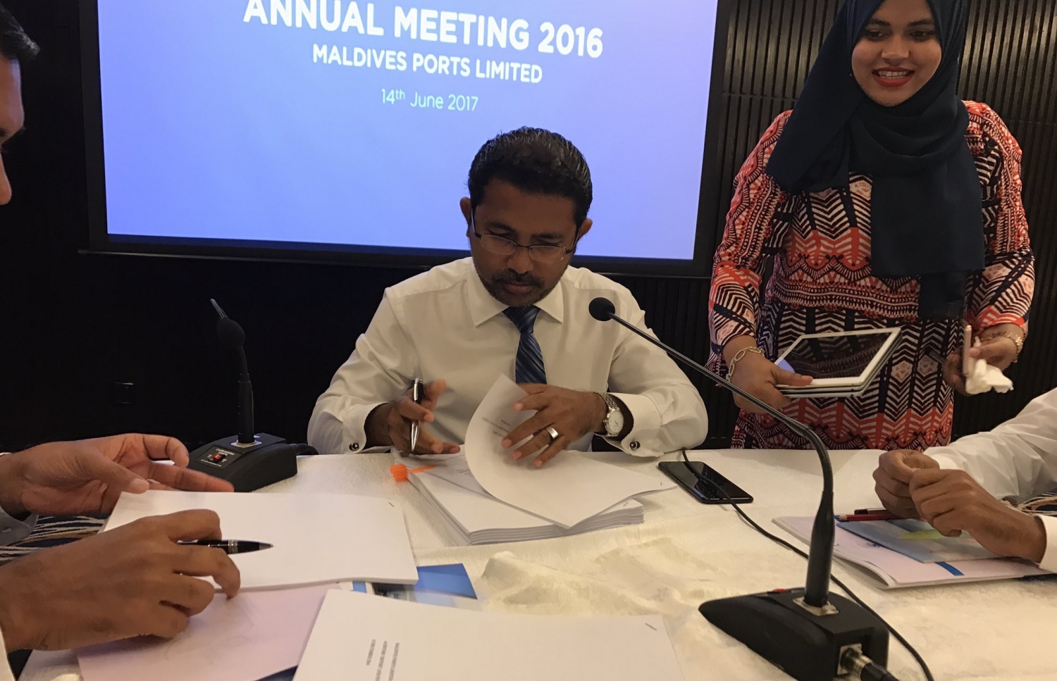 އެމްޕީއެލްއިން މިދިޔަ ބުދަ ދުވަހުގެ ރޭ ބޭއްވި އަހަރީ އާއްމު ޖަލްސާގައި އެ ކުންފުނީގެ ޗެއާމަން އަލީ ރިފާއު ބައިވެރިވެވަޑައިގަންނަވަނީ. ފޮޓޯ: އެމްޕީއެލް