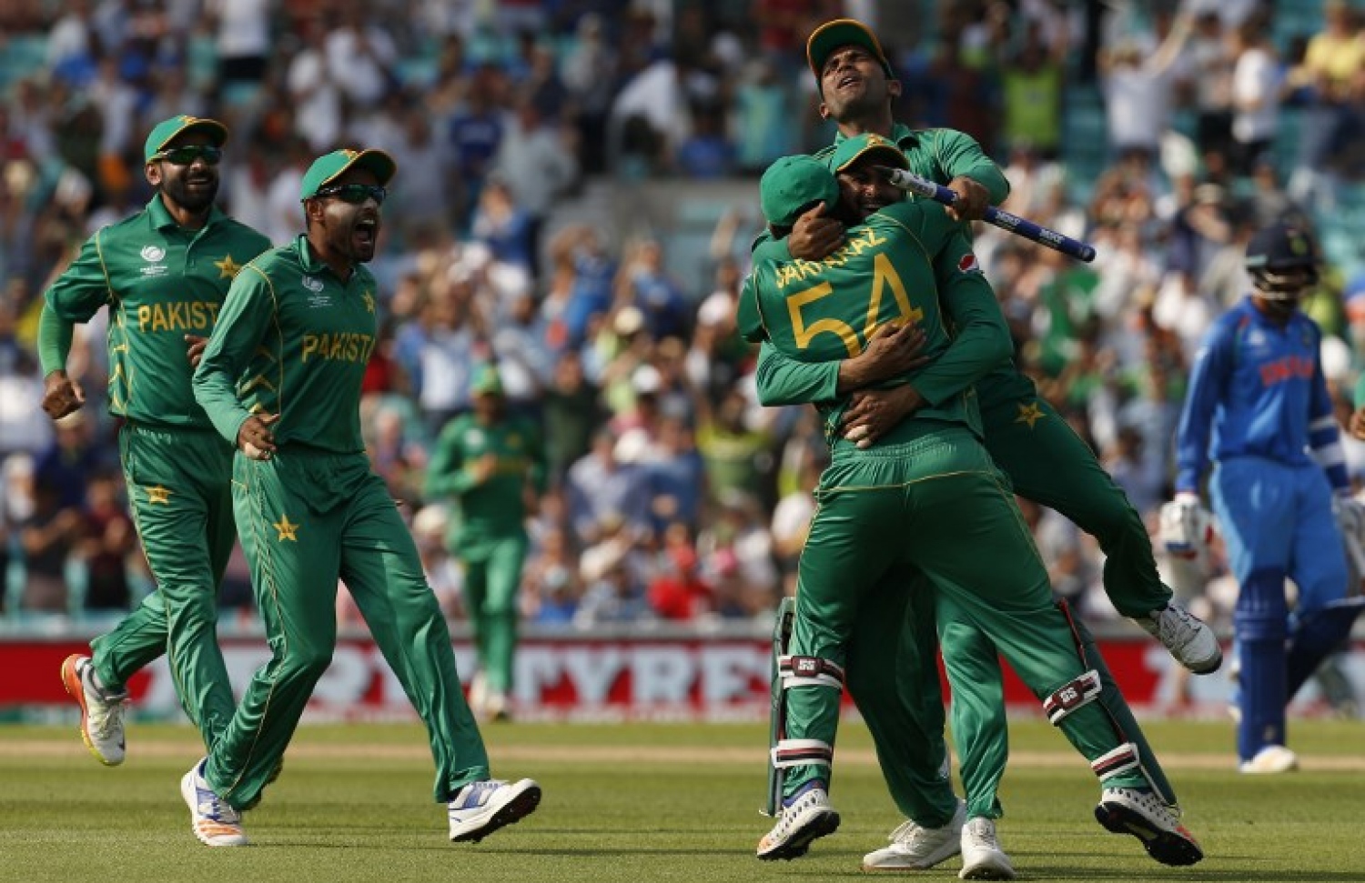 އިންޑިއާ އަތުން ހޯދި ތާރީހީ މޮޅަށް ފަހު ޕާކިސްތާން ކުޅުންތެރިން އުފާފާޅުކުރަނީ. --ފޮޓޯ: އޭއެފްޕީ