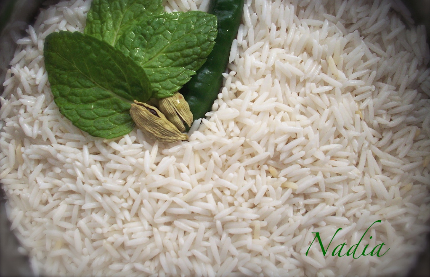 ބާސްމަތީ ހަނޑޫ ކައްކާފައި: މި ހަނޑުލުން ކައްކާ ބަތުގައި ތާޒާ މީރު ވަސް އެކުލެވޭ.