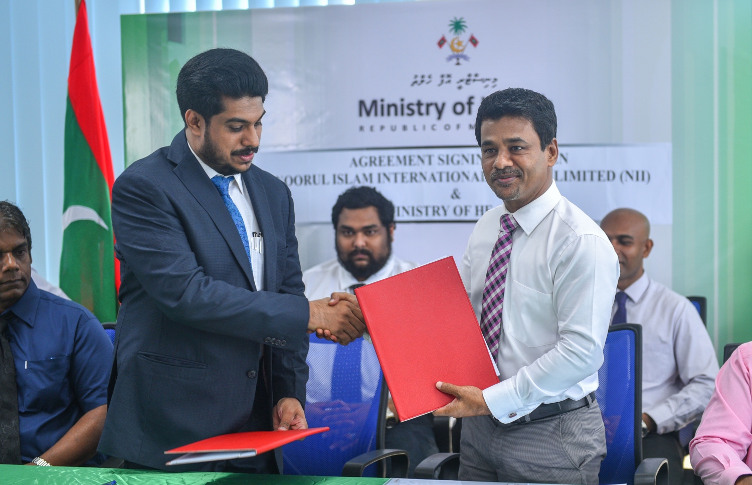 ކުޅުދުއްފުށީ ހޮސްޕިޓަލް، ނޫރުލް އިސްލާމް އިންޓަނޭޝަނަލްއާ ހަވާލުކުރުމަށް ސޮއިކުރެއްވުމަށް ފަހު ހެލްތު މިނިސްޓަރު ނާޒިމާއި އެ ކުންފުނީގެ މެނޭޖިން ޑިރެކްޓަރު ފައިޒަލް ހާން އެއްބަސްވުން ބަދަލު ކުރައްވަނީ-- މިހާރު ފޮޓޯ: ހުސެން ވަހީދު