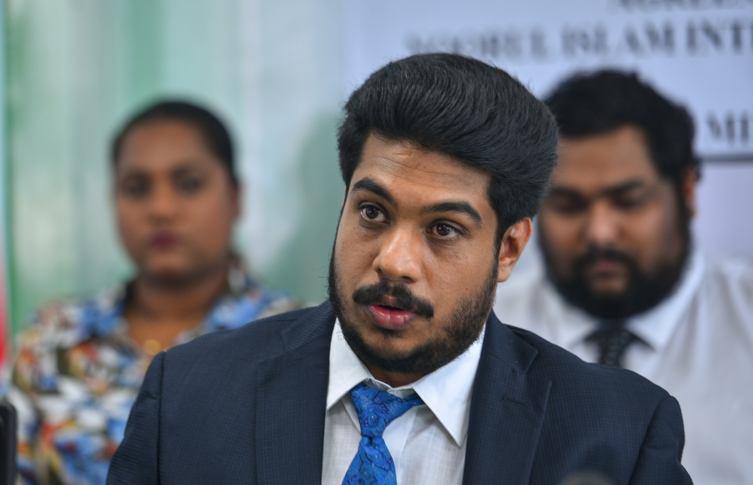 ނޫރުލް އިސްލާމްގެ މެނޭޖިން ޑިރެކްޓަރު ފައިޒަލް: އެއްބަސްވުމާ އެއްގޮތަށް ކުޅުދުއްފުށީ ހޮސްޕިޓަލުން ޚިދުމަތް ދޭން ލަސްވާ މައްސަލަތައް އޭނާ ވަނީ ރައީސް ޔާމީންގެ ސަމާލުކަމަށް ގެންނަވާފައި.  --ފޮޓޯ/މިހާރު