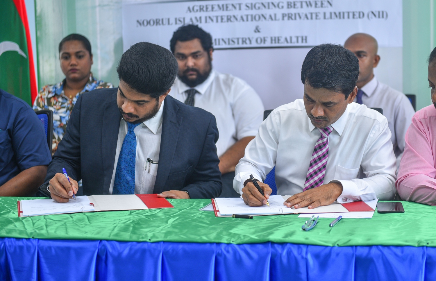 ކުޅުދުއްފުށީ ހޮސްޕިޓަލް ހިންގަން ނިމްސްއާ ހަވާލުކުރުމުގެ ރަސްމިއްޔާތުގައި ކުރީގެ ހެލްތު މިނިސްޓަރު ނާޒިމް އާއި އެ ކުންފުނީގެ މެނޭޖިން ޑިރެކްޓަރު ފައިޒަލް ސޮއިކުރައްވަނީ. --ފޮޓޯ: ހުސެއިން ވަހީދު/ މިހާރު