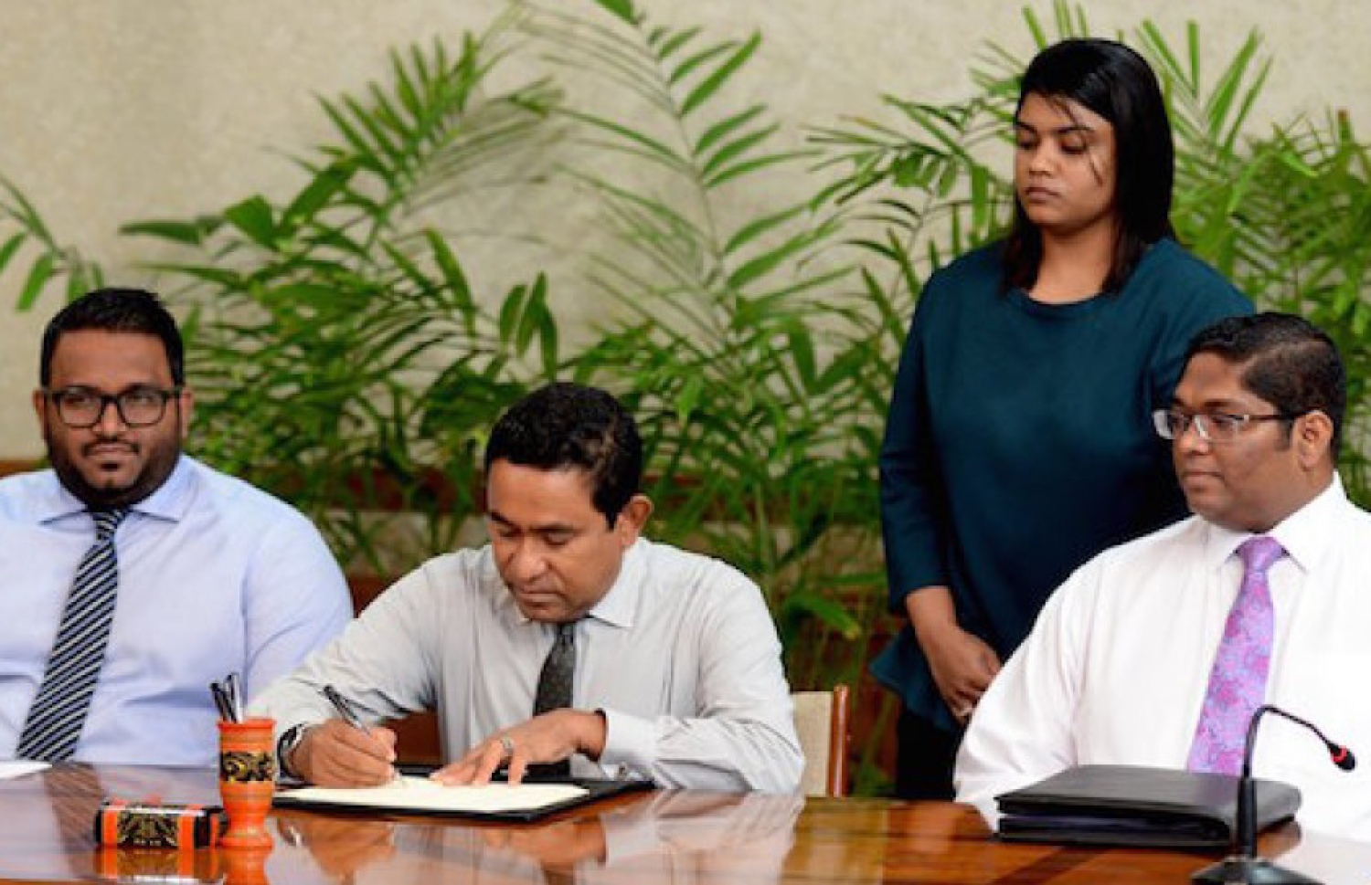 (ވ-ކ) ކުރީގެ ނައިބު ރައީސް އަހްމަދު އަދީބު، ރައީސް އަބްދުﷲ ޔާމީން، ޕީޖީ އާއިޝަތު ބިޝާމް އަދި ބަންޑާރަ ނައިބު އަނިލް. -- ފޮޓޯ: ރައީސް އޮފީސް