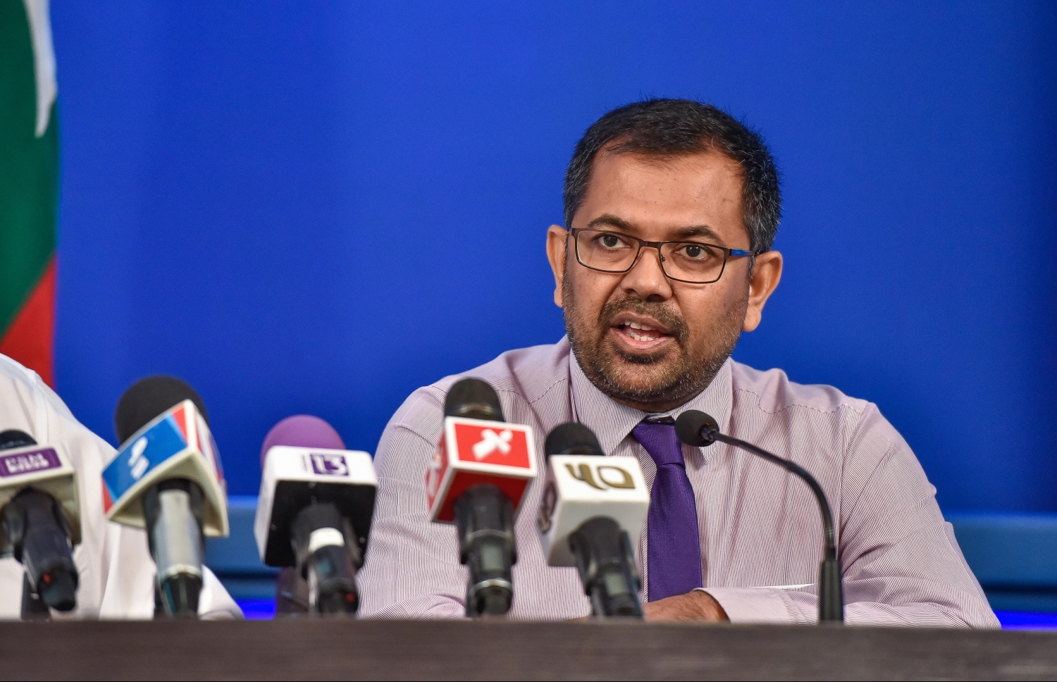 ޓޫރިޒަމް މިނިސްޓަރު ޒަމީރު މިއަދު ނޫސްވެރިންނާ ވާހަކަ ދައްކަވަނީ.---މިހާރު ފޮޓޯ: ނިޝާން އަލީ