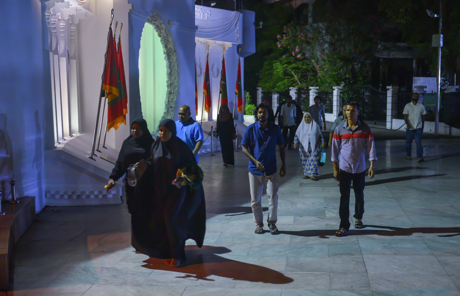 މާލެ: ޖޫން 22، 2017- ރަމަޟާންމަހުގެ 27 ވިލޭރޭގެ ސަވާބާއި ދަރުމަ ލިބިގަތުމަށްޓަކައި އިސްލާމީ މަރުކަޒުގައި ކުރި ދަމުނަމާދަށް މީހުން ދަނީ.---މިހާރު ފޮޓޯ: ހުސެއިން ވަހީދު