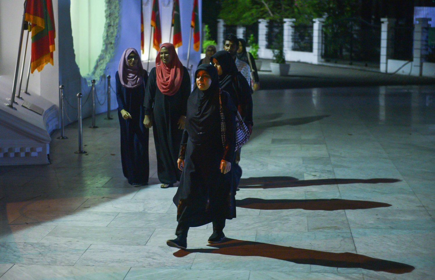 މާލެ: ޖޫން 22، 2017- ރަމަޟާންމަހުގެ 27 ވިލޭރޭގެ ސަވާބާއި ދަރުމަ ލިބިގަތުމަށްޓަކައި އިސްލާމީ މަރުކަޒުގައި ކުރި ދަމުނަމާދަށް އަންހެނުންތަކެއް ދަނީ.---މިހާރު ފޮޓޯ: ހުސެއިން ވަހީދު