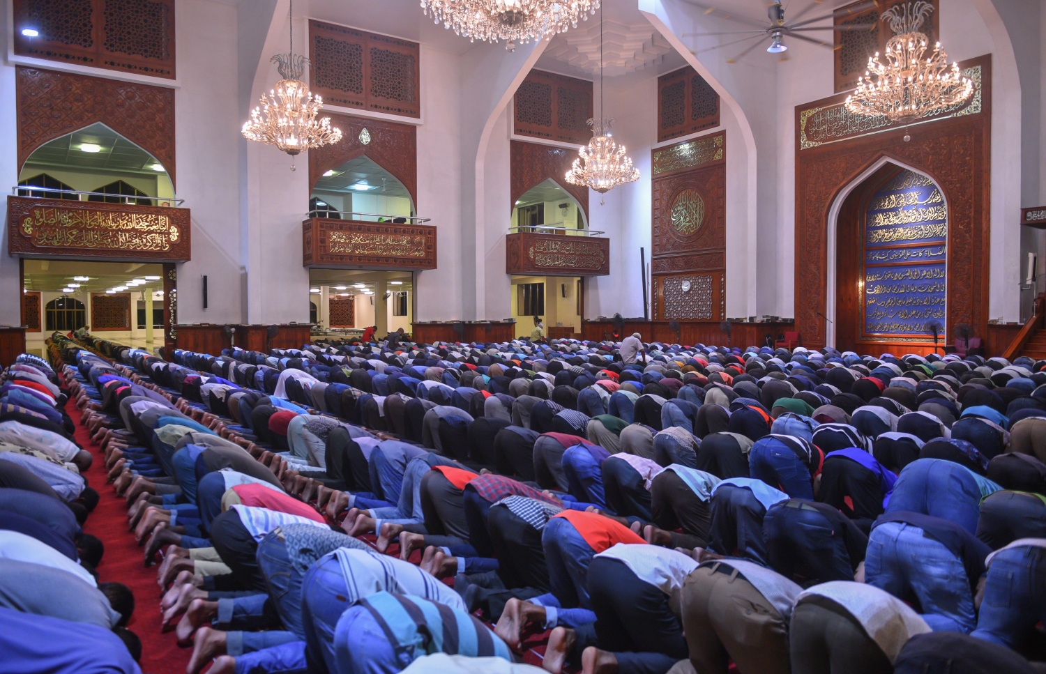 މާލެ: ޖޫން 22، 2017- ރަމަޟާންމަހުގެ 27 ވިލޭރޭގެ ސަވާބާއި ދަރުމަ ލިބިގަތުމަށްޓަކައި އިސްލާމީ މަރުކަޒުގައި  ދަމުނަމާދު ކުރަނީ: މިރޭގެ ދަމު ނަމާދުގައި އިސްލާމީ މަރުކަޒު ފުރި ބާރުވެ، މިސްކިތުން ބޭރުގައި ވެސް ބައެއް މީހުން ނަމާދު ކުރަން ޖެހުނު.---މިހާރު ފޮޓޯ: ހުސެއިން ވަހީދު