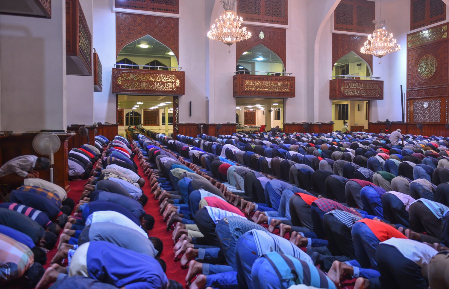 މާލެ: ޖޫން 22، 2017- ރަމަޟާންމަހުގެ 27 ވިލޭރޭގެ ސަވާބާއި ދަރުމަ ލިބިގަތުމަށްޓަކައި އިސްލާމީ މަރުކަޒުގައި އެތައް ހާސް ބަޔަކު ދަމުނަމާދު ކުރަނީ: މިރޭގެ ދަމު ނަމާދުގައި އިސްލާމީ މަރުކަޒު ފުރި ބާރުވެ، މިސްކިތުން ބޭރުގައި ވެސް ބައެއް މީހުން ނަމާދު ކުރަން ޖެހުނު.---މިހާރު ފޮޓޯ: ހުސެއިން ވަހީދު