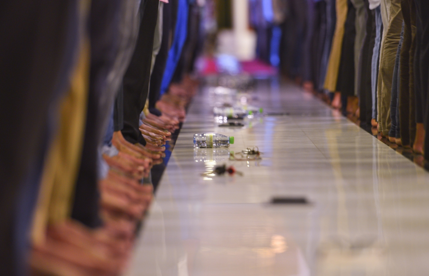 މާލެ: ޖޫން 22، 2017- ރަމަޟާންމަހުގެ 27 ވިލޭރޭގެ ސަވާބާއި ދަރުމަ ލިބިގަތުމަށްޓަކައި އިސްލާމީ މަރުކަޒުގައި އެތައް ހާސް ބަޔަކު ދަމުނަމާދު ކުރަނީ: މިރޭގެ ދަމު ނަމާދުގައި އިސްލާމީ މަރުކަޒު ފުރި ބާރުވެ، މިސްކިތުން ބޭރުގައި ވެސް ބައެއް މީހުން ނަމާދު ކުރަން ޖެހުނު.---މިހާރު ފޮޓޯ: ހުސެއިން ވަހީދު