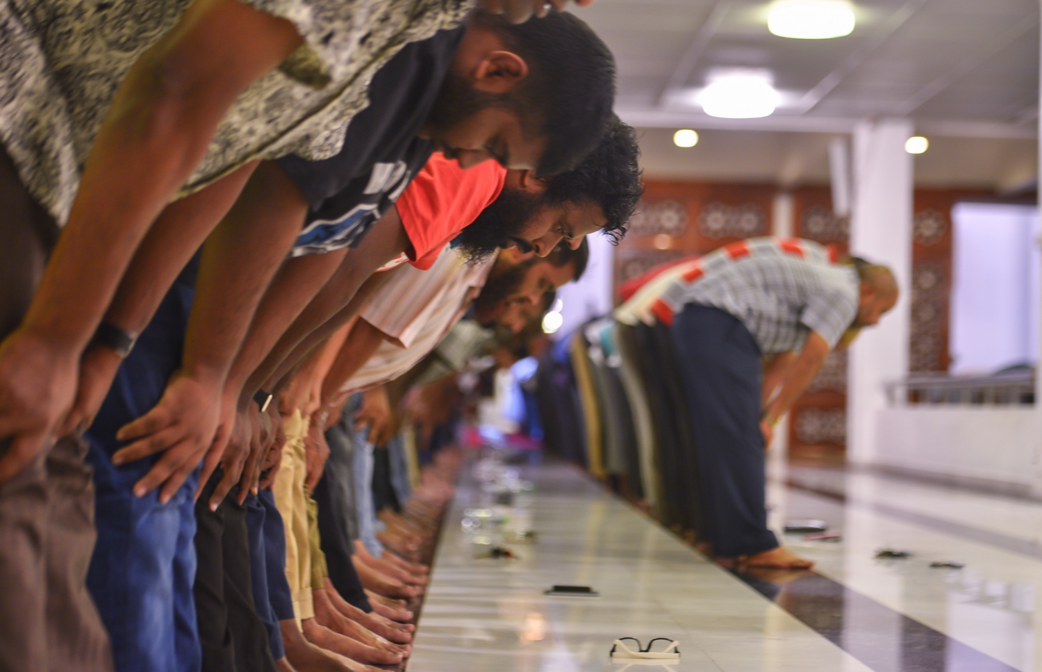 މާލެ: ޖޫން 22، 2017- ރަމަޟާންމަހުގެ 27 ވިލޭރޭގެ ސަވާބާއި ދަރުމަ ލިބިގަތުމަށްޓަކައި އިސްލާމީ މަރުކަޒުގައި އެތައް ހާސް ބަޔަކު ދަމުނަމާދު ކުރަނީ: މިރޭގެ ދަމު ނަމާދުގައި އިސްލާމީ މަރުކަޒު ފުރި ބާރުވެ، މިސްކިތުން ބޭރުގައި ވެސް ބައެއް މީހުން ނަމާދު ކުރަން ޖެހުނު.---މިހާރު ފޮޓޯ: ހުސެއިން ވަހީދު