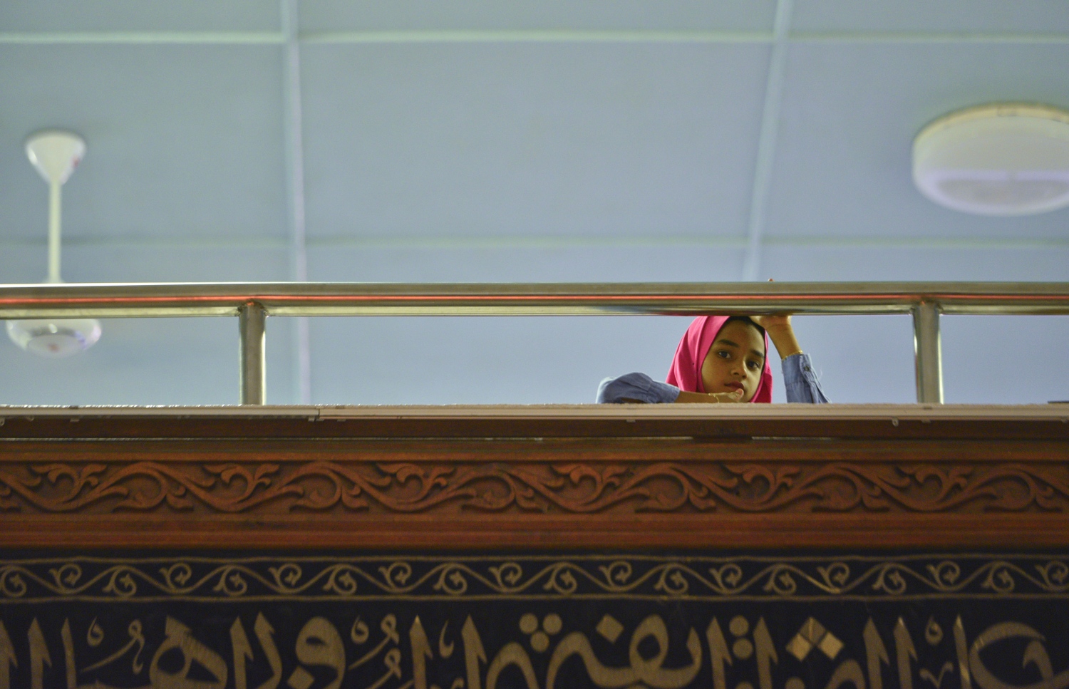 މާލެ: ޖޫން 22، 2017- ރަމަޟާންމަހުގެ 27 ވިލޭރޭގެ ދަމުނަމާދު ކުރަމުން ދާއިރު، އަންހެނުން ނަމާދުކުރާ ބައިގެ ބެލްކަންޏެއްގައި ކުޑަ އަންހެންކުއްޖަކު މަޑުކޮށްލައިގެން: ދަމުނަދާމަށް ބޮޑެތި މީހުންނެކޭ އެއްގޮތަށް ކުޑަކުދިން ގޮވައިގެން ދާން އެ ކުދިންގެ ބެލެނިވެރިން ސަލާމުކަން ދޭކަން ފާހަގަކުރެވޭ.---މިހާރު ފޮޓޯ: ހުސެއިން ވަހީދު