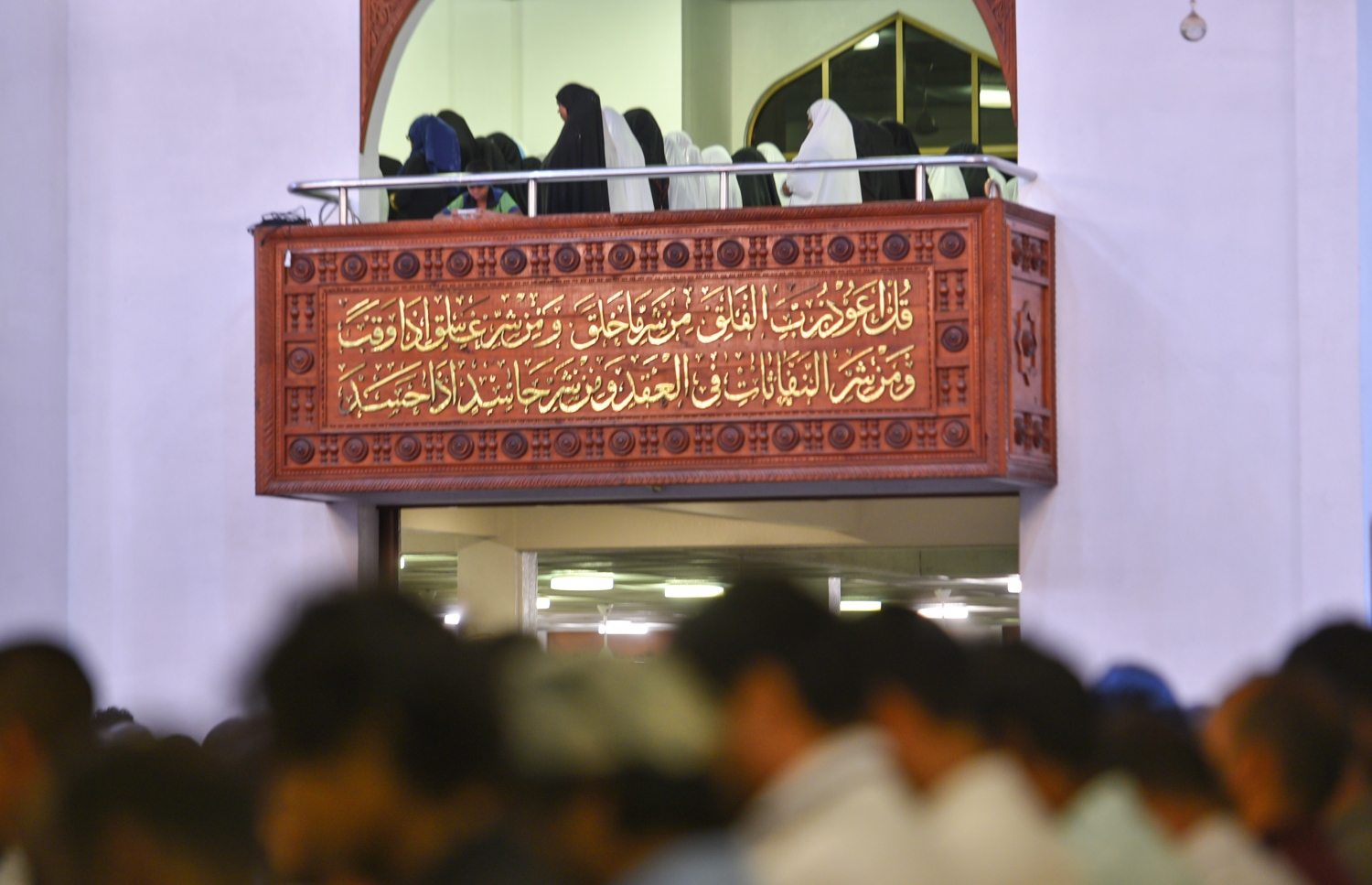 މާލެ: ޖޫން 22، 2017- ރަމަޟާންމަހުގެ 27 ވިލޭރޭގެ ސަވާބާއި ދަރުމަ ލިބިގަތުމަށްޓަކައި އިސްލާމީ މަރުކަޒުގައި ކުރި ދަމުނަމާދުގައި އަންހެނުން ބައިވެރިވަނީ: ދަމުނަމާދަށް ގިނަ އަދަދެއްގެ އަންހެނުން ވެސް ދޭ.---މިހާރު ފޮޓޯ: ހުސެއިން ވަހީދު