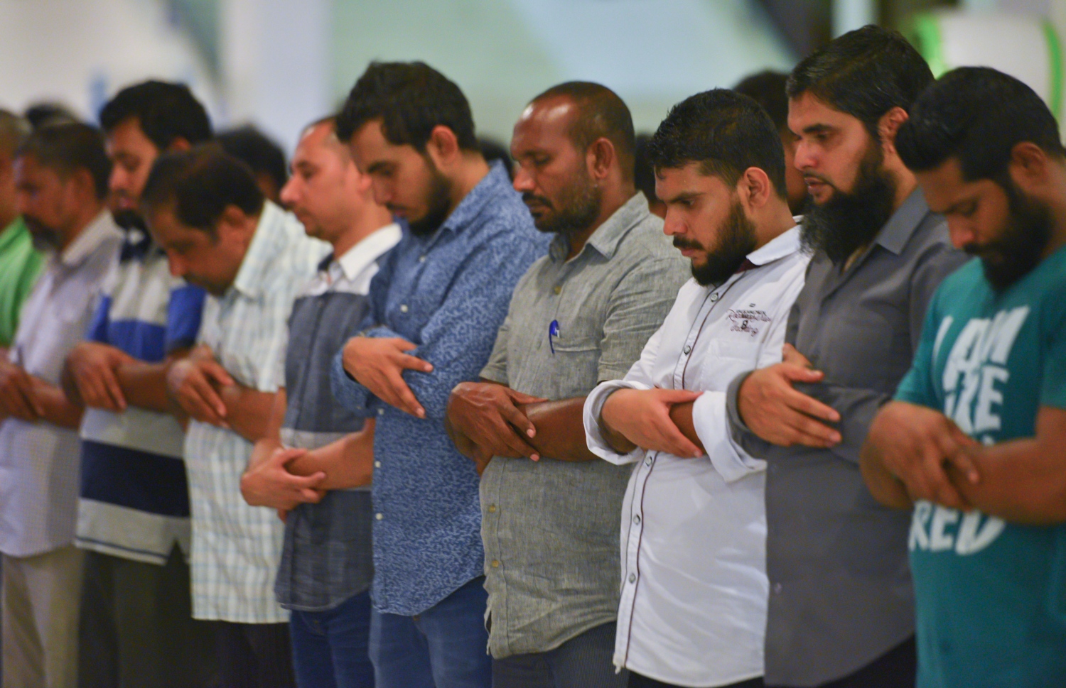 މާލެ: ޖޫން 22، 2017- ރަމަޟާންމަހުގެ 27 ވިލޭރޭގެ ސަވާބާއި ދަރުމަ ލިބިގަތުމަށްޓަކައި އިސްލާމީ މަރުކަޒުގައި އެތައް ހާސް ބަޔަކު ދަމުނަމާދު ކުރަނީ: މިރޭގެ ދަމު ނަމާދުގައި އިސްލާމީ މަރުކަޒު ފުރި ބާރުވެ، މިސްކިތުން ބޭރުގައި ވެސް ބައެއް މީހުން ނަމާދު ކުރަން ޖެހުނު.---މިހާރު ފޮޓޯ: ހުސެއިން ވަހީދު