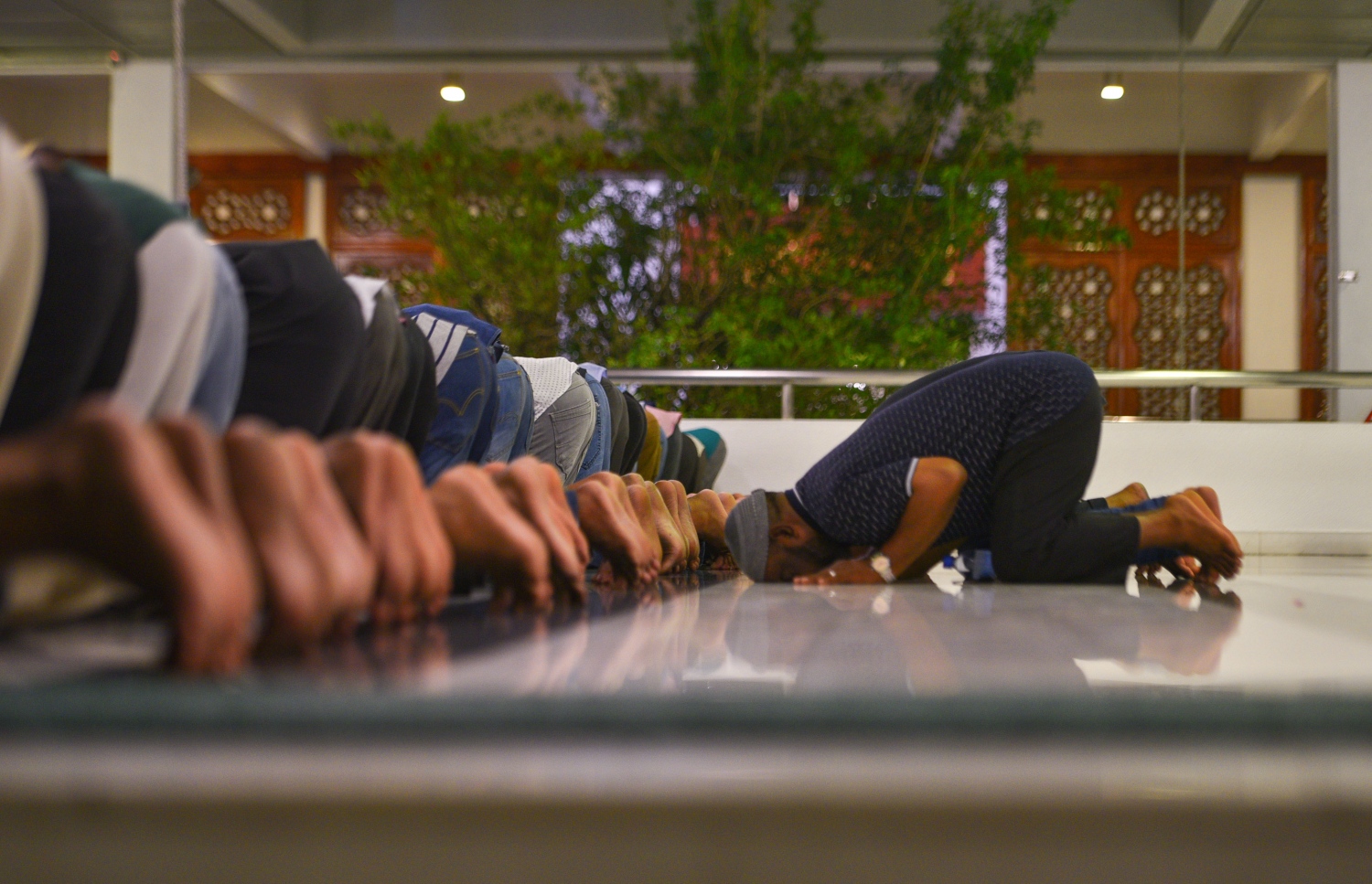 މާލެ: ޖޫން 22، 2017- ރަމަޟާންމަހުގެ 27 ވިލޭރޭގެ ސަވާބާއި ދަރުމަ ލިބިގަތުމަށްޓަކައި އިސްލާމީ މަރުކަޒުގައި  ދަމުނަމާދު ކުރަނީ: މިރޭގެ ދަމު ނަމާދުގައި އިސްލާމީ މަރުކަޒު ފުރި ބާރުވެ، މިސްކިތުން ބޭރުގައި ވެސް ބައެއް މީހުން ނަމާދު ކުރަން ޖެހުނު.---މިހާރު ފޮޓޯ: ހުސެއިން ވަހީދު