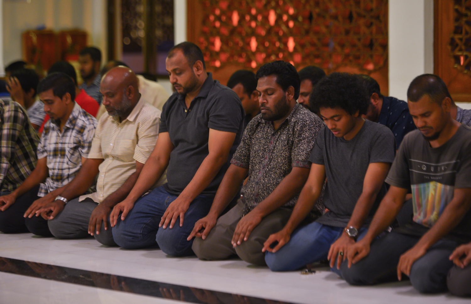 މާލެ: ޖޫން 22، 2017- ރަމަޟާންމަހުގެ 27 ވިލޭރޭގެ ސަވާބާއި ދަރުމަ ލިބިގަތުމަށްޓަކައި އިސްލާމީ މަރުކަޒުގައި ދަމުނަމާދު ކުރަނީ: މިރޭގެ ދަމު ނަމާދުގައި އިސްލާމީ މަރުކަޒު ފުރި ބާރުވެ، މިސްކިތުން ބޭރުގައި ވެސް ބައެއް މީހުން ނަމާދު ކުރަން ޖެހުނު.---މިހާރު ފޮޓޯ: ހުސެއިން ވަހީދު