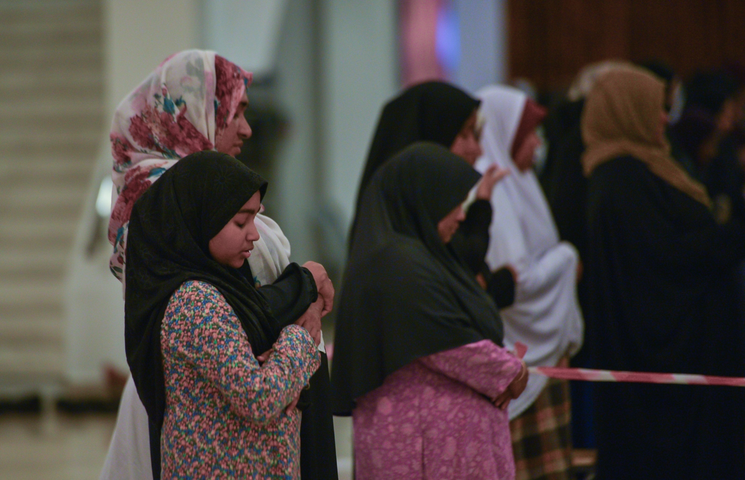 މާލެ: ޖޫން 22، 2017- ރަމަޟާންމަހުގެ 27 ވިލޭރޭގެ ސަވާބާއި ދަރުމަ ލިބިގަތުމަށްޓަކައި އިސްލާމީ މަރުކަޒުގައި ކުރި ދަމުނަމާދުގައި އަންހެނުންތަކެއް ބައިވެރިވަނީ.---މިހާރު ފޮޓޯ: ހުސެއިން ވަހީދު