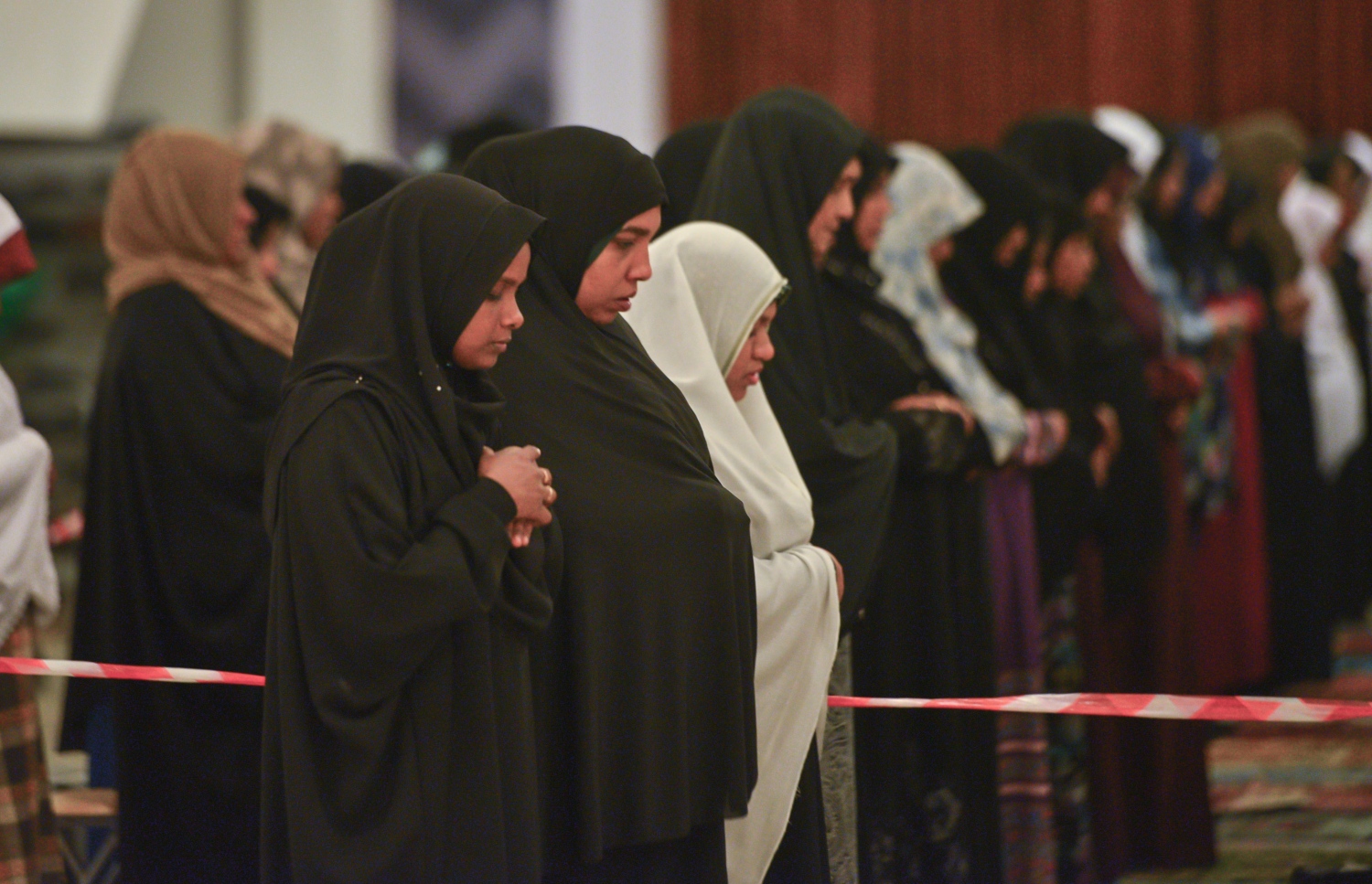 މާލެ: ޖޫން 22، 2017- ރަމަޟާންމަހުގެ 27 ވިލޭރޭގެ ސަވާބާއި ދަރުމަ ލިބިގަތުމަށްޓަކައި އިސްލާމީ މަރުކަޒުގައި ކުރި ދަމުނަމާދުގައި އަންހެނުންތަކެއް ބައިވެރިވަނީ.---މިހާރު ފޮޓޯ: ހުސެއިން ވަހީދު