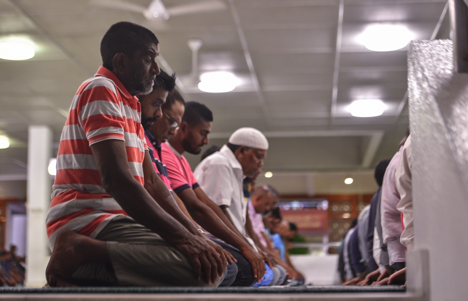 މާލެ: ޖޫން 22، 2017- ރަމަޟާންމަހުގެ 27 ވިލޭރޭގެ ސަވާބާއި ދަރުމަ ލިބިގަތުމަށްޓަކައި އިސްލާމީ މަރުކަޒުގައި  ދަމުނަމާދު ކުރަނީ: މިރޭގެ ދަމު ނަމާދުގައި އިސްލާމީ މަރުކަޒު ފުރި ބާރުވެ، މިސްކިތުން ބޭރުގައި ވެސް ބައެއް މީހުން ނަމާދު ކުރަން ޖެހުނު.---މިހާރު ފޮޓޯ: ހުސެއިން ވަހީދު