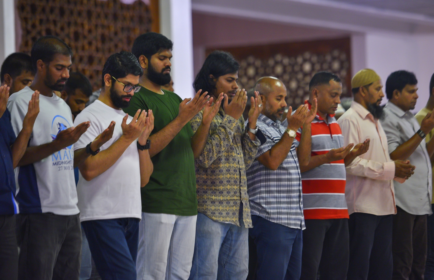 މާލެ: ޖޫން 22، 2017- ރަމަޟާންމަހުގެ 27 ވިލޭރޭގެ ސަވާބާއި ދަރުމަ ލިބިގަތުމަށްޓަކައި އިސްލާމީ މަރުކަޒުގައި ކުރި ދަމުނަމާދުގައި ދުއާ އަށް އަތް އުފުލައިގެން: މިރޭގެ ދަމު ނަމާދުގައި އިސްލާމީ މަރުކަޒު ފުރި ބާރުވެ، މިސްކިތުން ބޭރުގައި ވެސް ބައެއް މީހުން ނަމާދު ކުރަން ޖެހުނު.---މިހާރު ފޮޓޯ: ހުސެއިން ވަހީދު