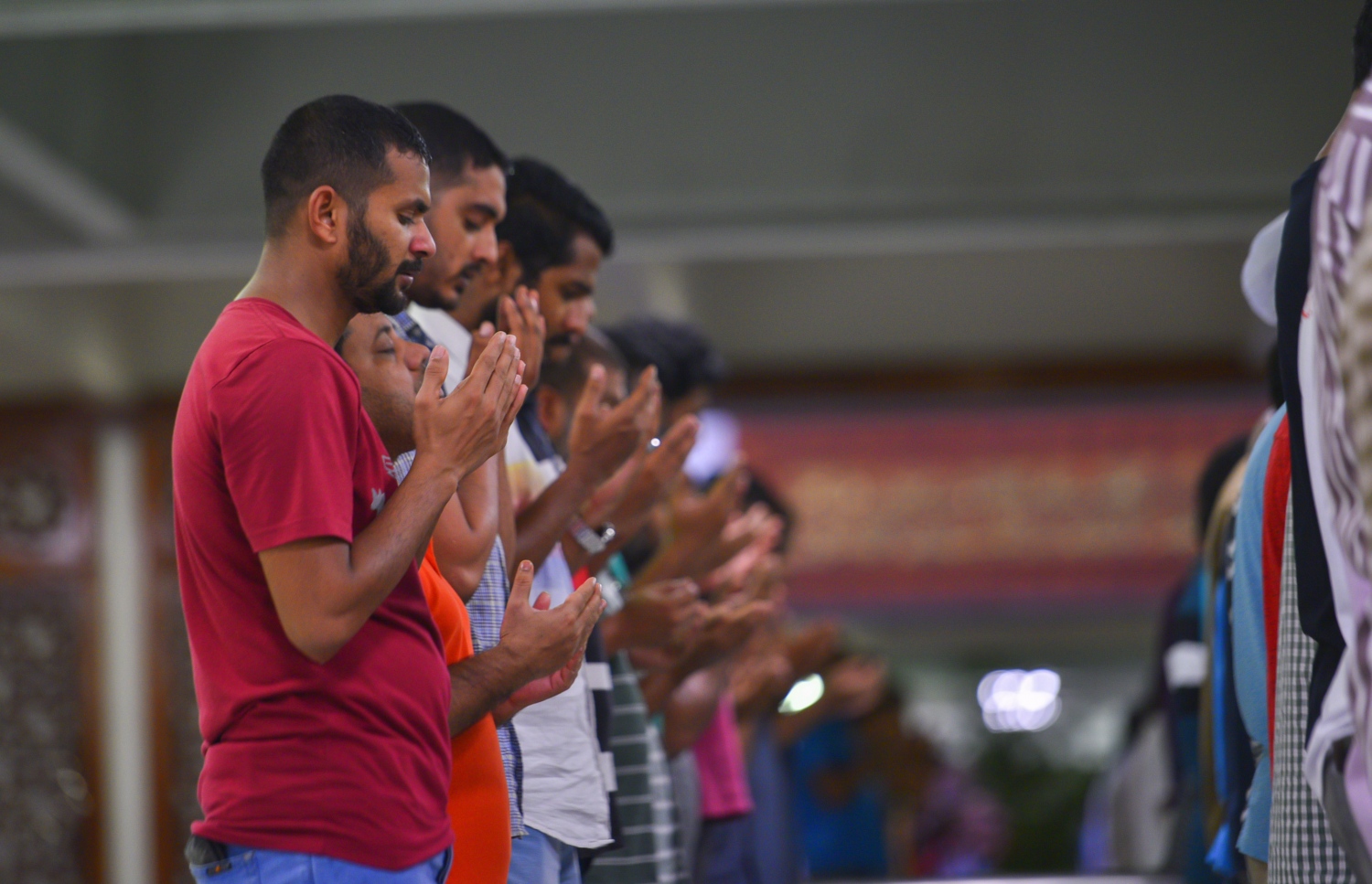 މާލެ: ޖޫން 22، 2017- ރަމަޟާންމަހުގެ 27 ވިލޭރޭގެ ސަވާބާއި ދަރުމަ ލިބިގަތުމަށްޓަކައި އިސްލާމީ މަރުކަޒުގައި ކުރި ދަމުނަމާދުގައި ދުއާ އަށް އަތް އުފުލައިގެން: މިރޭގެ ދަމު ނަމާދުގައި އިސްލާމީ މަރުކަޒު ފުރި ބާރުވެ، މިސްކިތުން ބޭރުގައި ވެސް ބައެއް މީހުން ނަމާދު ކުރަން ޖެހުނު.---މިހާރު ފޮޓޯ: ހުސެއިން ވަހީދު