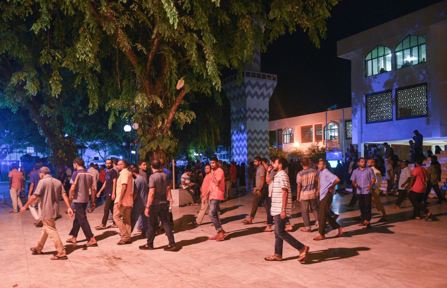 މާލެ: ޖޫން 22، 2017- ރަމަޟާންމަހުގެ 27 ވިލޭރޭގެ ސަވާބާއި ދަރުމަ ލިބިގަތުމަށްޓަކައި އިސްލާމީ މަރުކަޒުގައި ކުރި ދަމުނަމާދަށް ފަހު މީހުން ދަނީ: މިރޭގެ ދަމު ނަމާދުގައި އިސްލާމީ މަރުކަޒު ފުރި ބާރުވެ، މިސްކިތުން ބޭރުގައި ވެސް ބައެއް މީހުން ނަމާދު ކުރަން ޖެހުނު.---މިހާރު ފޮޓޯ: ހުސެއިން ވަހީދު