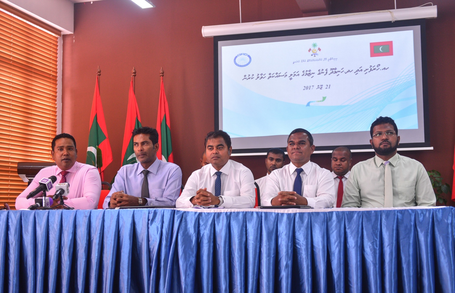 ހޯރަފުއްޓާއި ހަނިމާދޫގައި ބޯ ފެނުގެ ނިޒާމު ގާއިމްކުރުމުގެ މަސައްކަތް އެމްޑަބްލިއުއެސްސީއާ ހަވާލުކުރުމަށް މިއަދު ބޭއްވި ރަސްމިއްޔާތުގައި ތިމާވެއްޓާ ބެހޭ މިނިސްޓަރު ތޯރިގާއި އެމްޑަބްލިއުއެސްސީގެ އެމްޑީ ފަޒުލްގެ އިތުރުން ހޯރަފުށީ ދާއިރާގެ މެމްބަރު މުހައްމަދު އިސްމާއިލް އަދި ހަނިމާދޫ ދާއިރާގެ މެމްބަރު ޝަހުދީ ބައިވެރިވެވަޑައިގަންނަވަނީ.---މިހާރު ފޮޓޯ: ހުސެއިން ވަހީދު