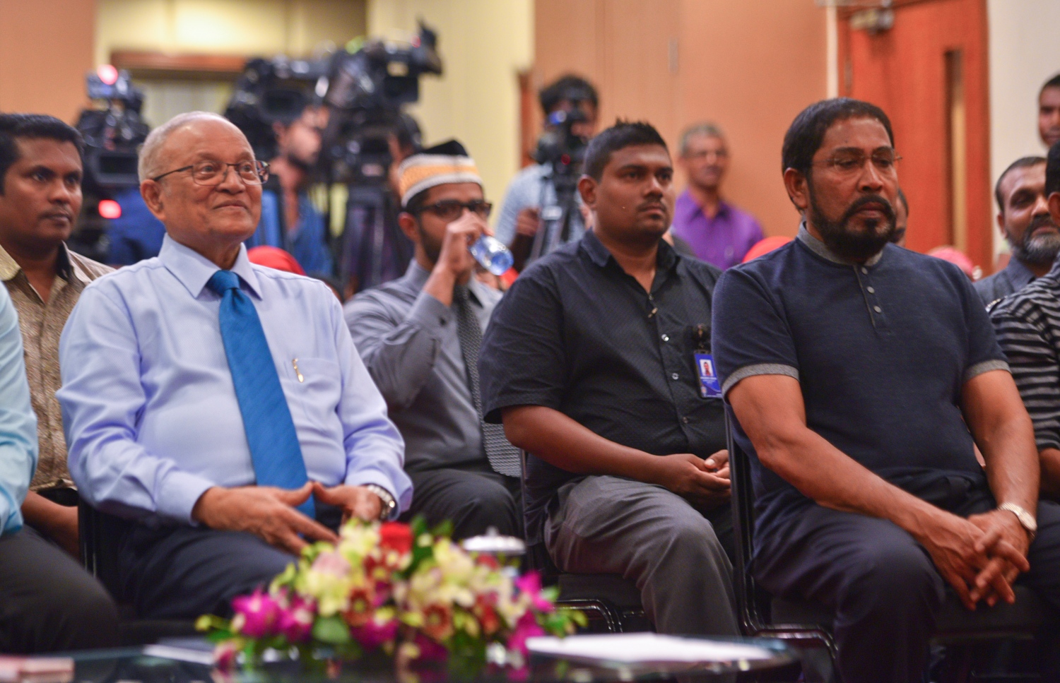 މާލެ: ޖޫން 21، 2017- މި ރޯދަމަހުގެ 27 ވިލޭރެއާ ދިމާކޮށް މައުމޫން ފައުންޑޭޝަނުން ބޭއްވި އިހްޔާ ޖަލްސާގައި ކުރީގެ ރައީސް އަދި އެ ފައުންޑޭޝަންގެ ޗެއާމަން މައުމޫން އަބްދުލް ގައްޔޫމާއި ޖުމްހޫރީ ޕާޓީގެ ލީޑަރު ގާސިމް އިބްރާހީމް.---މިހާރު ފޮޓޯ: ހުސެއިން ވަހީދު