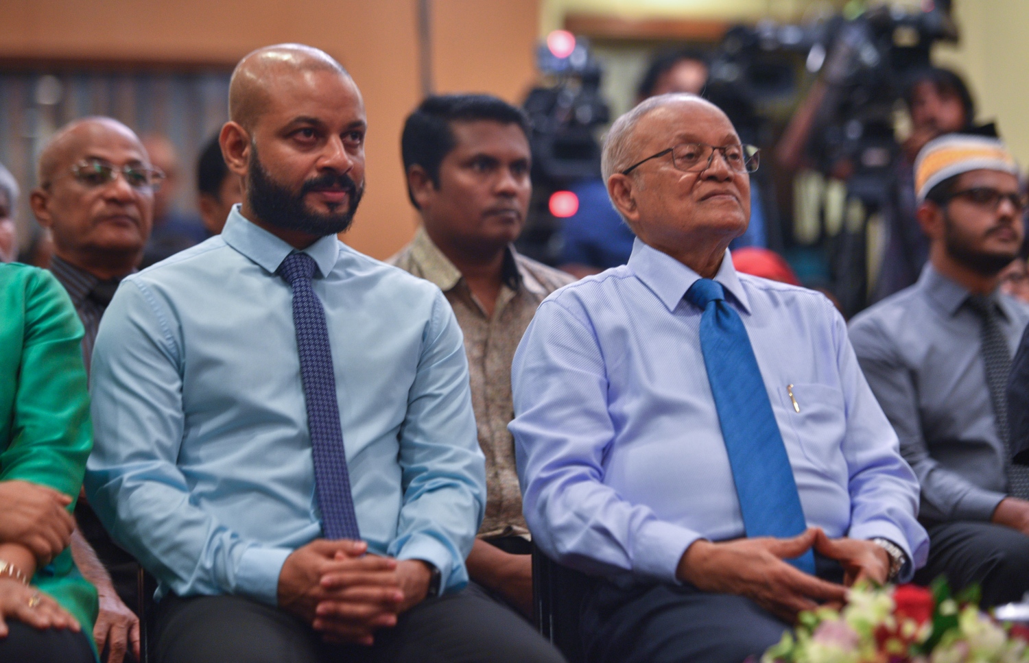 މާލެ: ޖޫން 21، 2017- މި ރޯދަމަހުގެ 27 ވިލޭރެއާ ދިމާކޮށް މައުމޫން ފައުންޑޭޝަނުން ބޭއްވި އިހްޔާ ޖަލްސާގައި ކުރީގެ ރައީސް އަދި އެ ފައުންޑޭޝަންގެ ޗެއާމަން މައުމޫން އަބްދުލް ގައްޔޫމާއި ދަރިކަލުން ފާރިސް ބައިވެރިވެވަޑައިގަންނަވަނީ---މިހާރު ފޮޓޯ: ހުސެއިން ވަހީދު