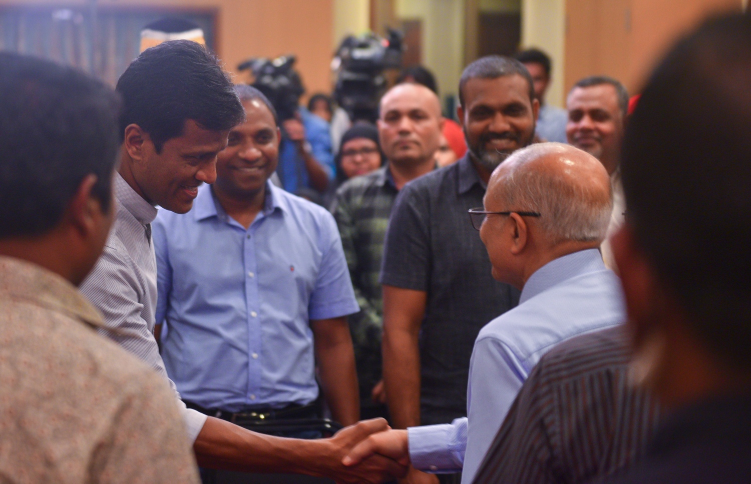 މާލެ: ޖޫން 21، 2017- މި ރޯދަމަހުގެ 27 ވިލޭރެއާ ދިމާކޮށް މައުމޫން ފައުންޑޭޝަނުން ބޭއްވި އިހްޔާ ޖަލްސާގައި ކުރީގެ ރައީސް އަދި އެ ފައުންޑޭޝަންގެ ޗެއާމަން މައުމޫން އަބްދުލް ގައްޔޫމް، ކުރީގެ ހޯމް މިނިސްޓަރު އުމަރު ނަސީރާ ސަލާމް ކުރައްވަނީ.---މިހާރު ފޮޓޯ: ހުސެއިން ވަހީދު