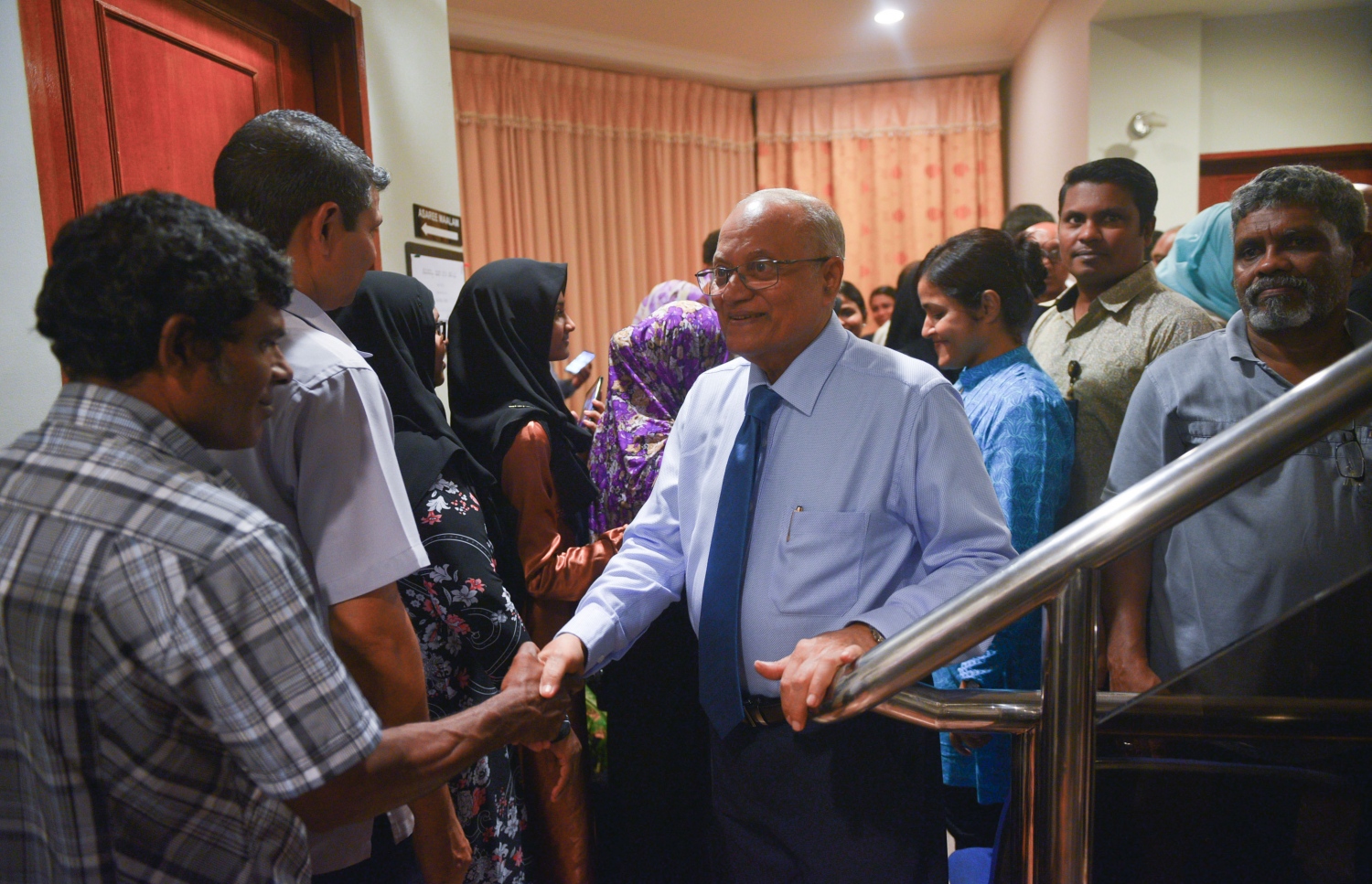 މާލެ: ޖޫން 21، 2017- މި ރޯދަމަހުގެ 27 ވިލޭރެއާ ދިމާކޮށް މައުމޫން ފައުންޑޭޝަނުން ބޭއްވި އިހްޔާ ޖަލްސާ އަށް ދިޔަ މީހުންނާ، ކުރީގެ ރައީސް އަދި އެ ފައުންޑޭޝަންގެ ޗެއާމަން މައުމޫން އަބްދުލް ގައްޔޫމް ސަލާމް ކުރައްވަނީ.---މިހާރު ފޮޓޯ: ހުސެއިން ވަހީދު