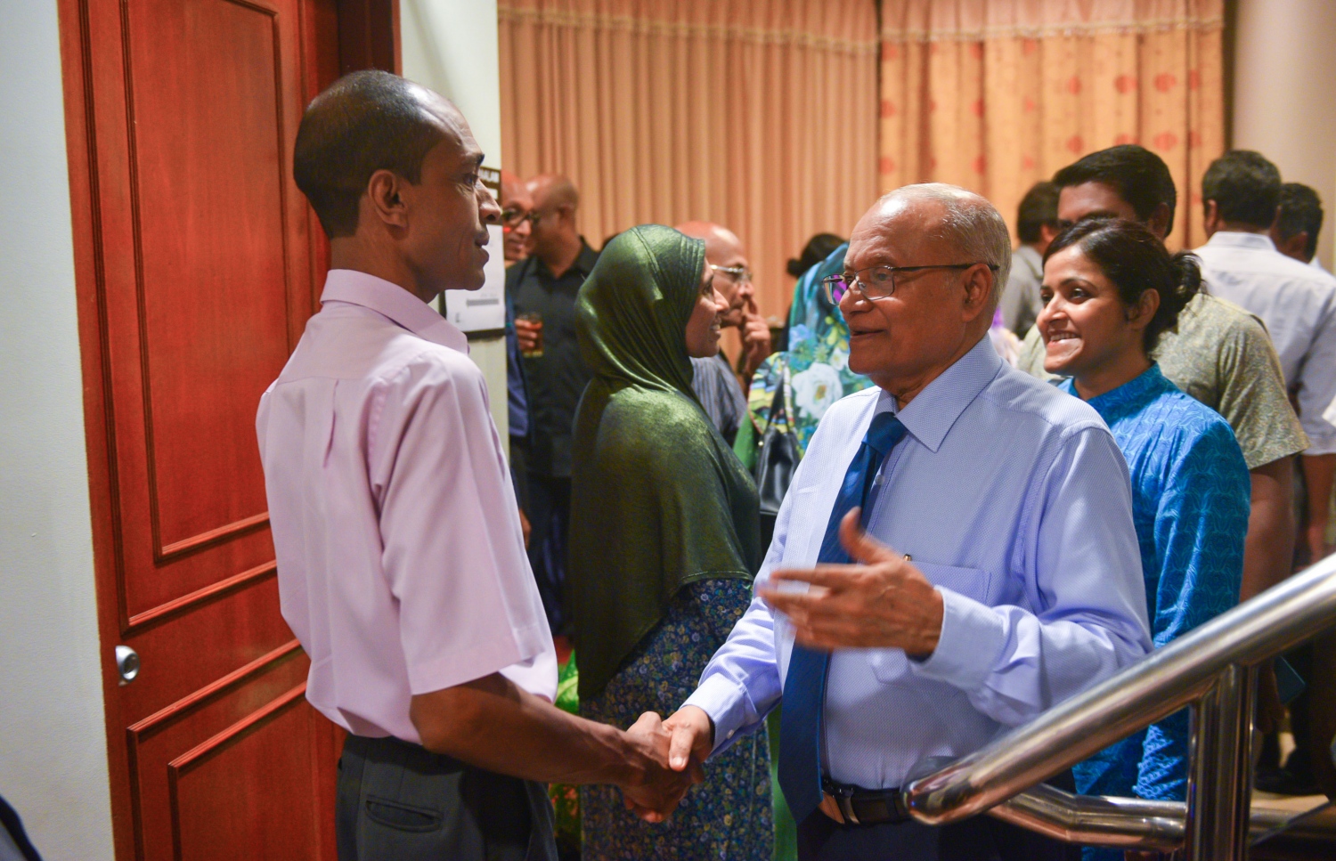 މާލެ: ޖޫން 21، 2017- މި ރޯދަމަހުގެ 27 ވިލޭރެއާ ދިމާކޮށް މައުމޫން ފައުންޑޭޝަނުން ބޭއްވި އިހްޔާ ޖަލްސާ އަށް ދިޔަ މީހުންނާ، ކުރީގެ ރައީސް އަދި އެ ފައުންޑޭޝަންގެ ޗެއާމަން މައުމޫން އަބްދުލް ގައްޔޫމް ސަލާމް ކުރައްވަނީ.---މިހާރު ފޮޓޯ: ހުސެއިން ވަހީދު