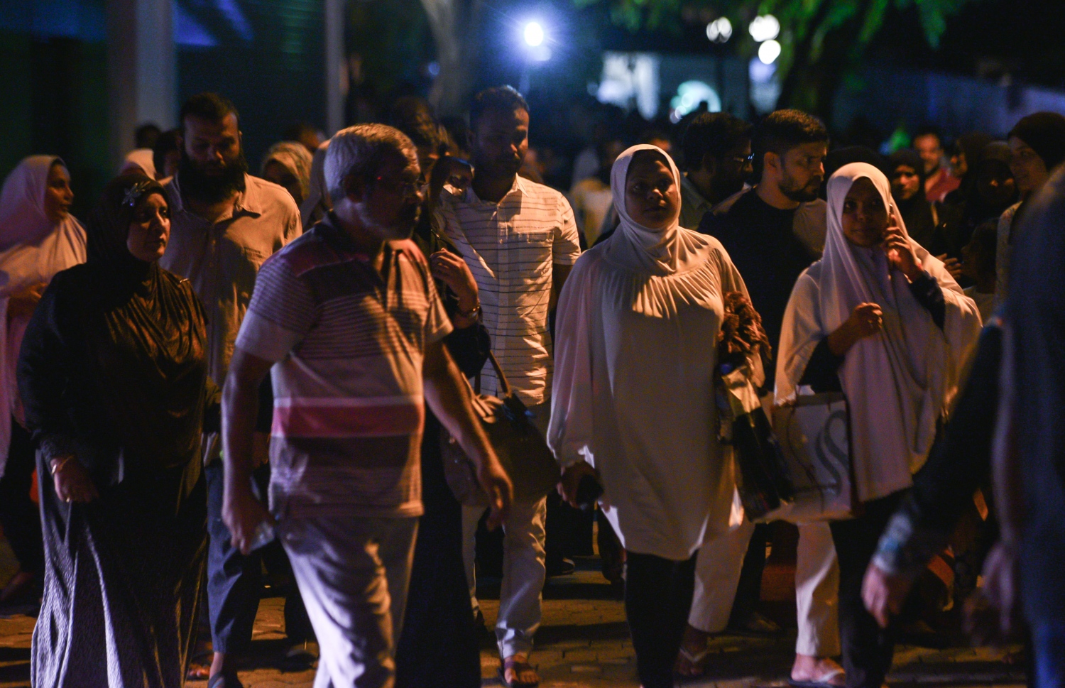 މާލެ: ޖޫން 22، 2017- ރަމަޟާންމަހުގެ 27 ވިލޭރޭގެ ސަވާބާއި ދަރުމަ ލިބިގަތުމަށްޓަކައި އިސްލާމީ މަރުކަޒުގައި ދަމުނަމާދު ކުރުމަށް ފަހު ބަޔަކު މިސްކިތުން ނުކުންނަނީ.---މިހާރު ފޮޓޯ: ހުސެއިން ވަހީދު