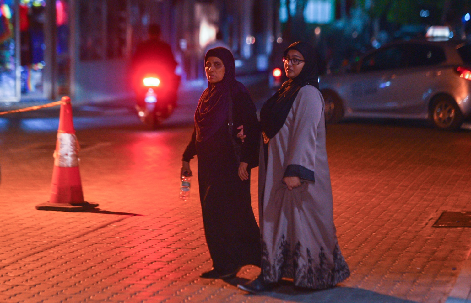 މާލެ: ޖޫން 22، 2017- ރަމަޟާންމަހުގެ 27 ވިލޭރޭގެ ސަވާބާއި ދަރުމަ ލިބިގަތުމަށްޓަކައި އިސްލާމީ މަރުކަޒުގައި އަންހެނުންތަކެއް ދަމުނަމާދު ކުރުމަށް ފަހު މިސްކިތުން ނުކުމެގެން ދަނީ.---މިހާރު ފޮޓޯ: ހުސެއިން ވަހީދު