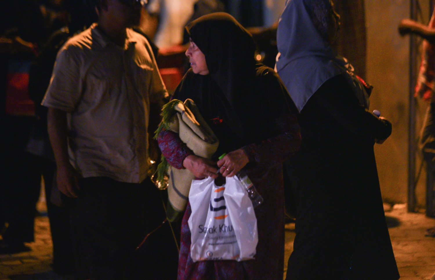 މާލެ: ޖޫން 22، 2017- ރަމަޟާންމަހުގެ 27 ވިލޭރޭގެ ސަވާބާއި ދަރުމަ ލިބިގަތުމަށްޓަކައި އިސްލާމީ މަރުކަޒުގައި ކުރި ދަމުނަމާދަށް ފަހު އަންހެނުންތަކެއް މިސްކިތުން ނުކުންނަނީ: މި ދަމުނަމާދަށް ވަރަށް ގިނަ އަދަދެެއްގެ އަންހެނުން ދިޔަ.---މިހާރު ފޮޓޯ: ހުސެއިން ވަހީދު