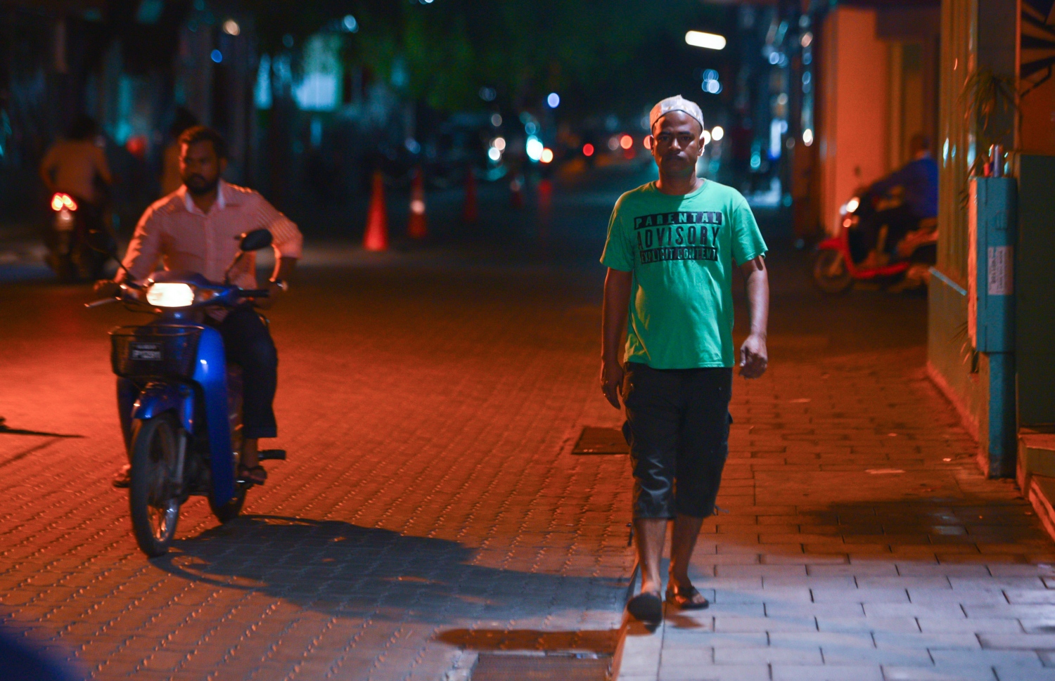 މާލެ: ޖޫން 22، 2017- ރަމަޟާންމަހުގެ 27 ވިލޭރޭގެ ސަވާބާއި ދަރުމަ ލިބިގަތުމަށްޓަކައި އިސްލާމީ މަރުކަޒުގައި ކުރި ދަމުނަމާދަށް ދެ މީހަކު ދަނީ.---މިހާރު ފޮޓޯ: ހުސެއިން ވަހީދު