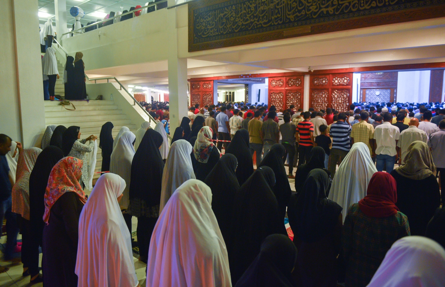 މާލެ: ޖޫން 22، 2017- ރަމަޟާންމަހުގެ 27 ވިލޭރޭގެ ސަވާބާއި ދަރުމަ ލިބިގަތުމަށްޓަކައި އިސްލާމީ މަރުކަޒުގައި އަންހެނުންތަކެއް ދަމުނަމާދު ކުރަނީ: މިރޭގެ ދަމު ނަމާދުގައި އިސްލާމީ މަރުކަޒު ފުރި ބާރުވެެފައިވާއިރު އޭގެ ތެރޭގައި ވަރަށް ގިނަ އަދަދެއްގެ އަންހެނުން ވެސް ހިމެނޭ.---މިހާރު ފޮޓޯ: ހުސެއިން ވަހީދު