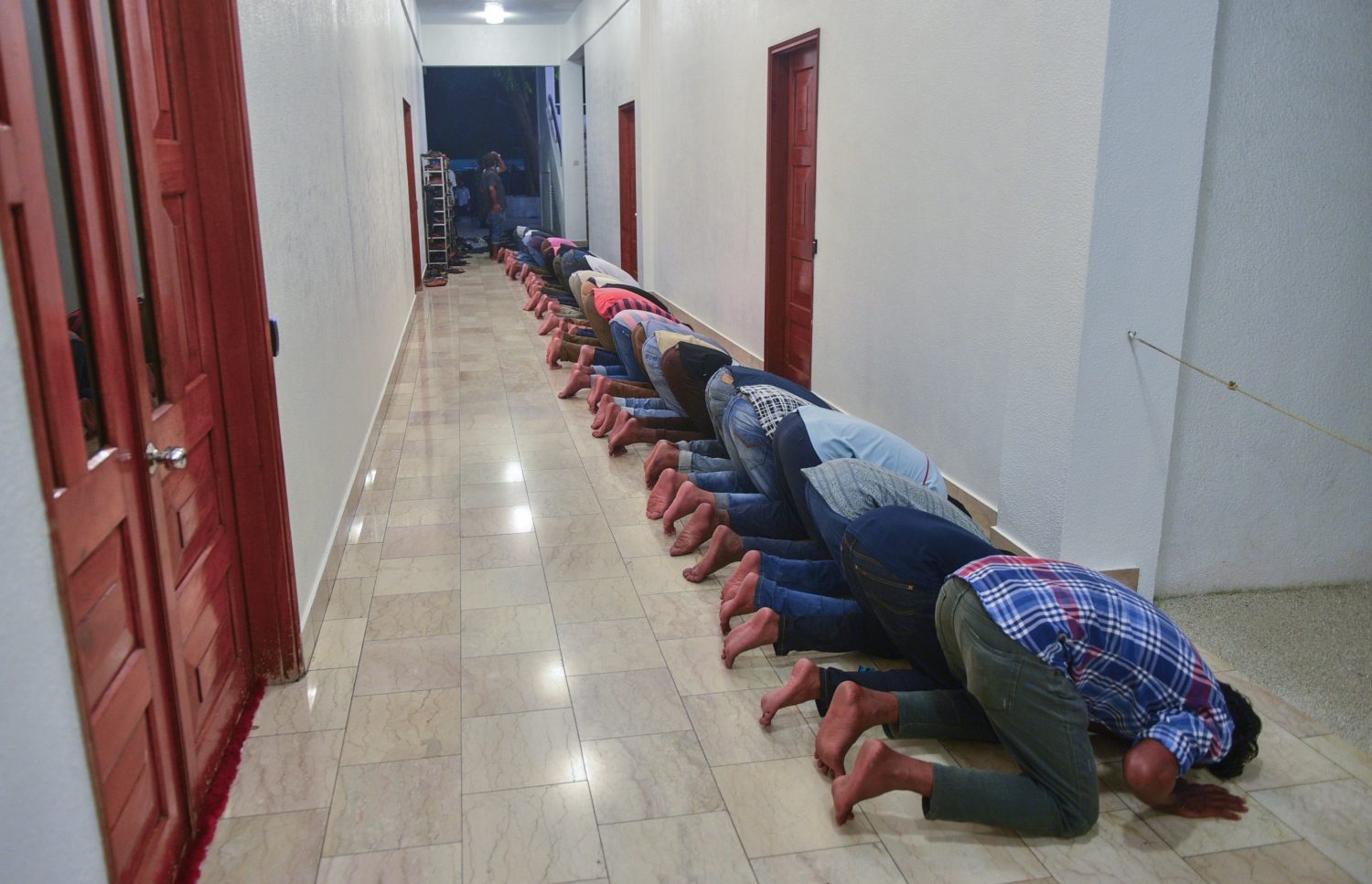 މާލެ: ޖޫން 22، 2017- ރަމަޟާންމަހުގެ 27 ވިލޭރޭގެ ސަވާބާއި ދަރުމަ ލިބިގަތުމަށްޓަކައި އިސްލާމީ މަރުކަޒުގައި އެތައް ހާސް ބަޔަކު ދަމުނަމާދު ކުރަނީ: މިރޭގެ ދަމު ނަމާދުގައި އިސްލާމީ މަރުކަޒު ފުރި ބާރުވެ، މިސްކިތުން ބޭރުގައި ވެސް ބައެއް މީހުން ނަމާދު ކުރަން ޖެހުނު.---މިހާރު ފޮޓޯ: ހުސެއިން ވަހީދު