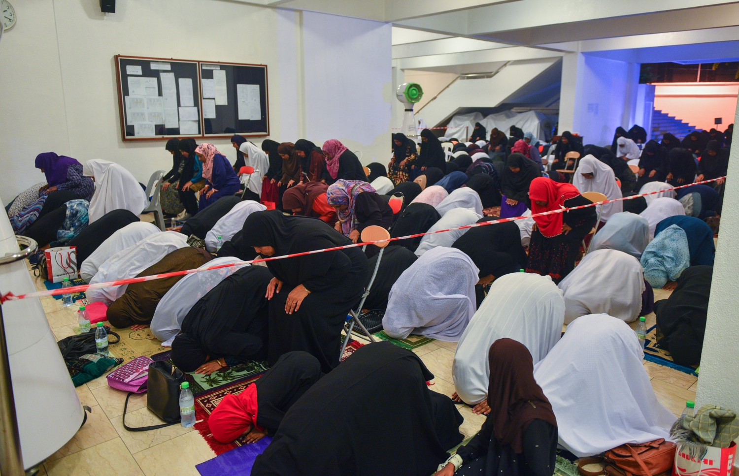 މާލެ: ޖޫން 22، 2017- ރަމަޟާންމަހުގެ 27 ވިލޭރޭގެ ސަވާބާއި ދަރުމަ ލިބިގަތުމަށްޓަކައި އިސްލާމީ މަރުކަޒުގައި އަންހެނުންތަކެއް ދަމުނަމާދު ކުރަނީ: މިރޭގެ ދަމު ނަމާދުގައި އިސްލާމީ މަރުކަޒު ފުރި ބާރުވެެފައިވާއިރު އޭގެ ތެރޭގައި ވަރަށް ގިނަ އަދަދެއްގެ އަންހެނުން ވެސް ހިމެނޭ.---މިހާރު ފޮޓޯ: ހުސެއިން ވަހީދު