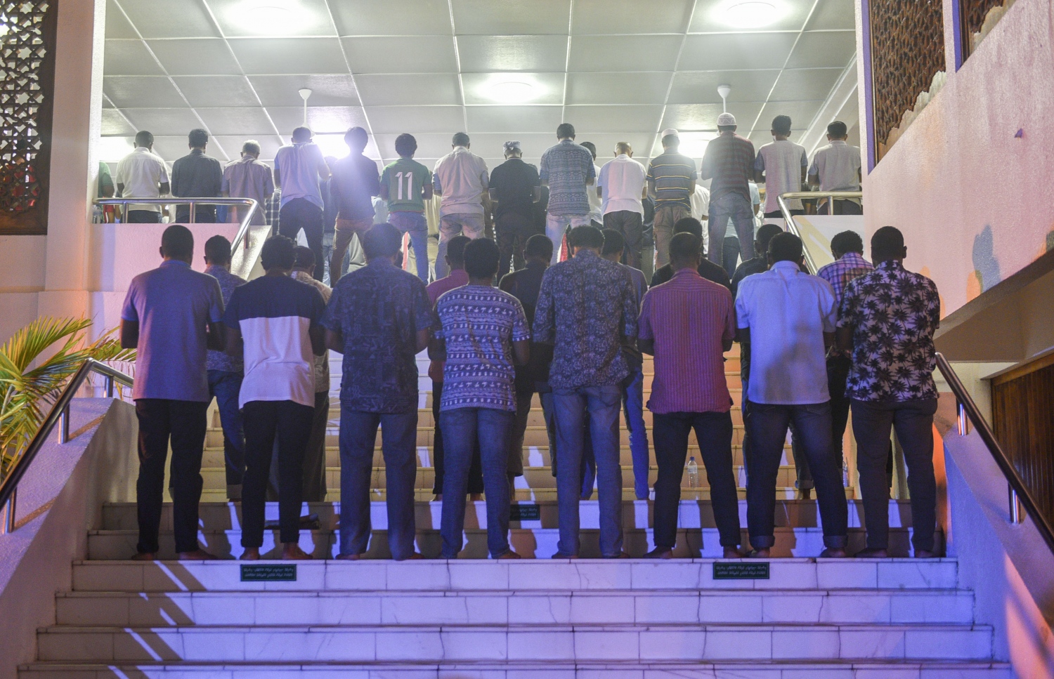 މާލެ: ޖޫން 22، 2017- ރަމަޟާންމަހުގެ 27 ވިލޭރޭގެ ސަވާބާއި ދަރުމަ ލިބިގަތުމަށްޓަކައި އިސްލާމީ މަރުކަޒުގައި އެތައް ހާސް ބަޔަކު ދަމުނަމާދު ކުރަނީ: މިރޭގެ ދަމު ނަމާދުގައި އިސްލާމީ މަރުކަޒު ފުރި ބާރުވެ، މިސްކިތުން ބޭރުގައި ވެސް ބައެއް މީހުން ނަމާދު ކުރަން ޖެހުނު.---މިހާރު ފޮޓޯ: ހުސެއިން ވަހީދު