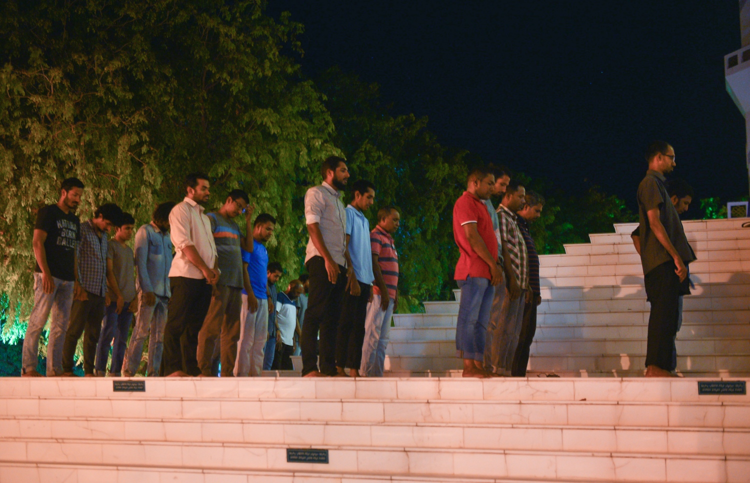 މާލެ: ޖޫން 22، 2017- ރަމަޟާންމަހުގެ 27 ވިލޭރޭގެ ސަވާބާއި ދަރުމަ ލިބިގަތުމަށްޓަކައި އިސްލާމީ މަރުކަޒުގައި އެތައް ހާސް ބަޔަކު ދަމުނަމާދު ކުރަނީ: މިރޭގެ ދަމު ނަމާދުގައި އިސްލާމީ މަރުކަޒު ފުރި ބާރުވެ، މިސްކިތުން ބޭރުގައި ވެސް ބައެއް މީހުން ނަމާދު ކުރަން ޖެހުނު.---މިހާރު ފޮޓޯ: ހުސެއިން ވަހީދު