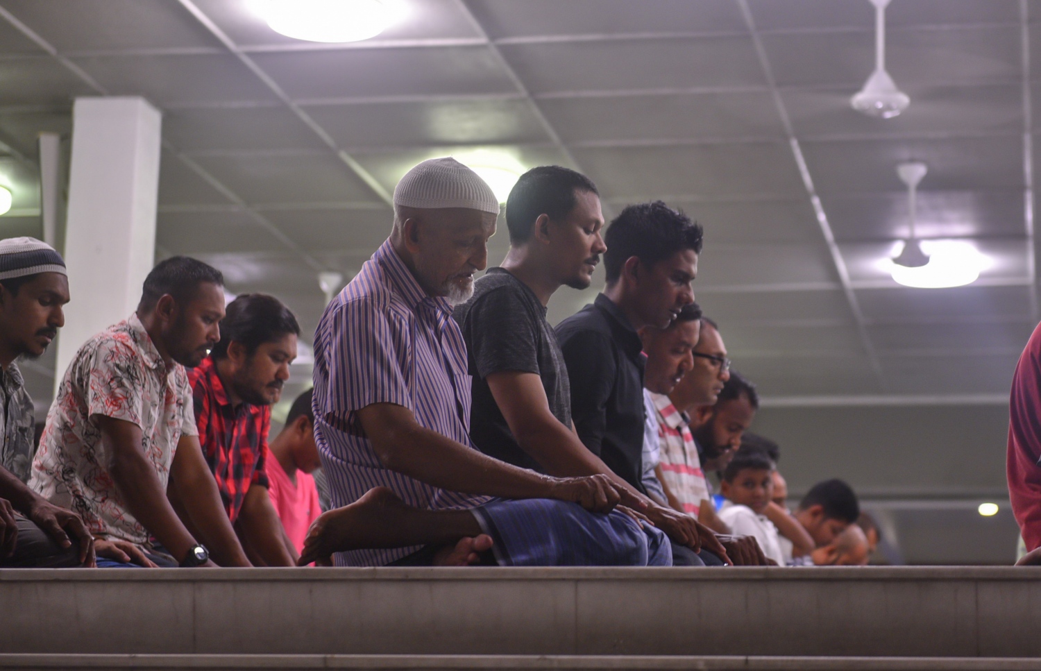 މާލެ: ޖޫން 22، 2017- ރަމަޟާންމަހުގެ 27 ވިލޭރޭގެ ސަވާބާއި ދަރުމަ ލިބިގަތުމަށްޓަކައި އިސްލާމީ މަރުކަޒުގައި އެތައް ހާސް ބަޔަކު ދަމުނަމާދު ކުރަނީ: މިރޭގެ ދަމު ނަމާދުގައި އިސްލާމީ މަރުކަޒު ފުރި ބާރުވެ، މިސްކިތުން ބޭރުގައި ވެސް ބައެއް މީހުން ނަމާދު ކުރަން ޖެހުނު.---މިހާރު ފޮޓޯ: ހުސެއިން ވަހީދު