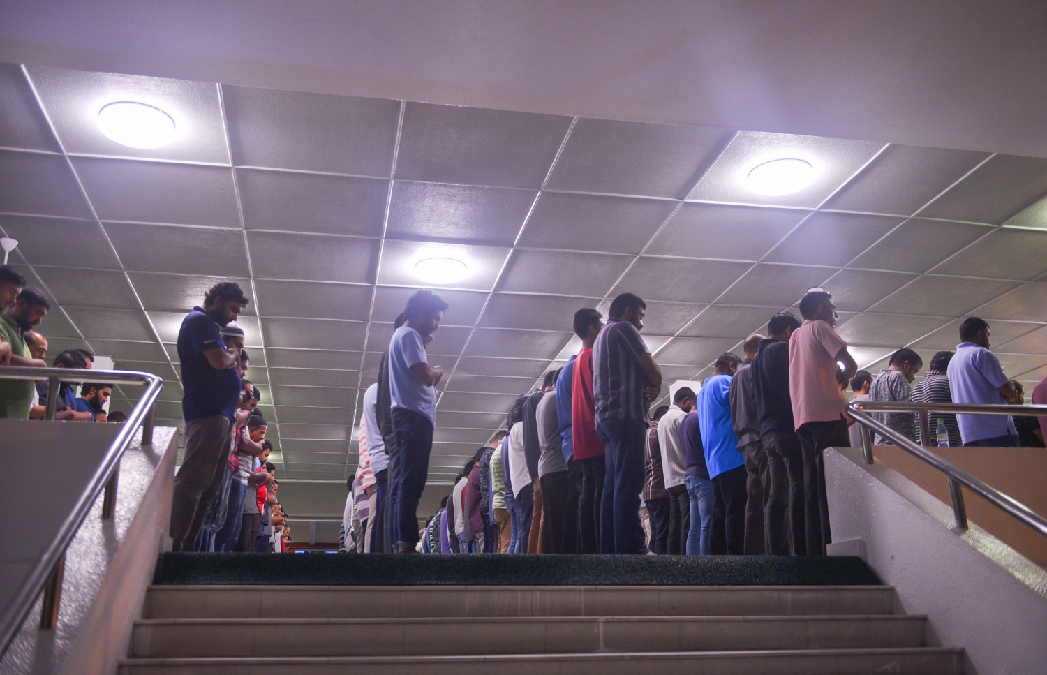 މާލެ: ޖޫން 22، 2017- ރަމަޟާންމަހުގެ 27 ވިލޭރޭގެ ސަވާބާއި ދަރުމަ ލިބިގަތުމަށްޓަކައި އިސްލާމީ މަރުކަޒުގައި އެތައް ހާސް ބަޔަކު ދަމުނަމާދު ކުރަނީ: މިރޭގެ ދަމު ނަމާދުގައި އިސްލާމީ މަރުކަޒު ފުރި ބާރުވެ، މިސްކިތުން ބޭރުގައި ވެސް ބައެއް މީހުން ނަމާދު ކުރަން ޖެހުނު.---މިހާރު ފޮޓޯ: ހުސެއިން ވަހީދު