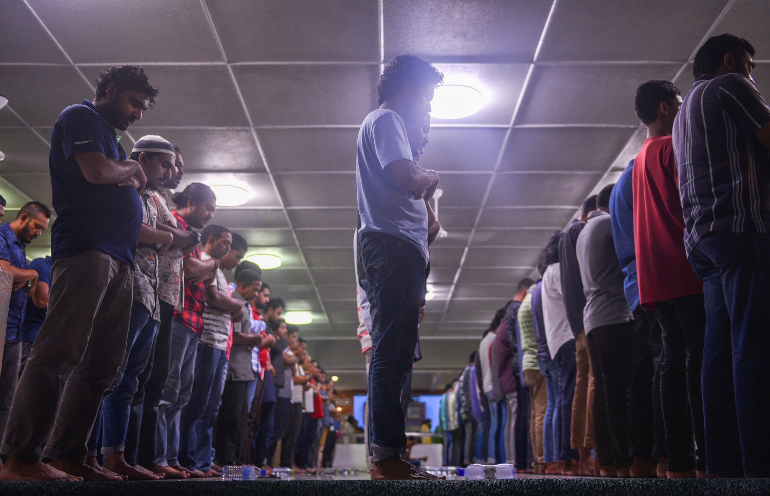 މާލެ: ޖޫން 22، 2017- ރަމަޟާންމަހުގެ 27 ވިލޭރޭގެ ސަވާބާއި ދަރުމަ ލިބިގަތުމަށްޓަކައި އިސްލާމީ މަރުކަޒުގައި އެތައް ހާސް ބަޔަކު ދަމުނަމާދު ކުރަނީ: މިރޭގެ ދަމު ނަމާދުގައި އިސްލާމީ މަރުކަޒު ފުރި ބާރުވެ، މިސްކިތުން ބޭރުގައި ވެސް ބައެއް މީހުން ނަމާދު ކުރަން ޖެހުނު.---މިހާރު ފޮޓޯ: ހުސެއިން ވަހީދު