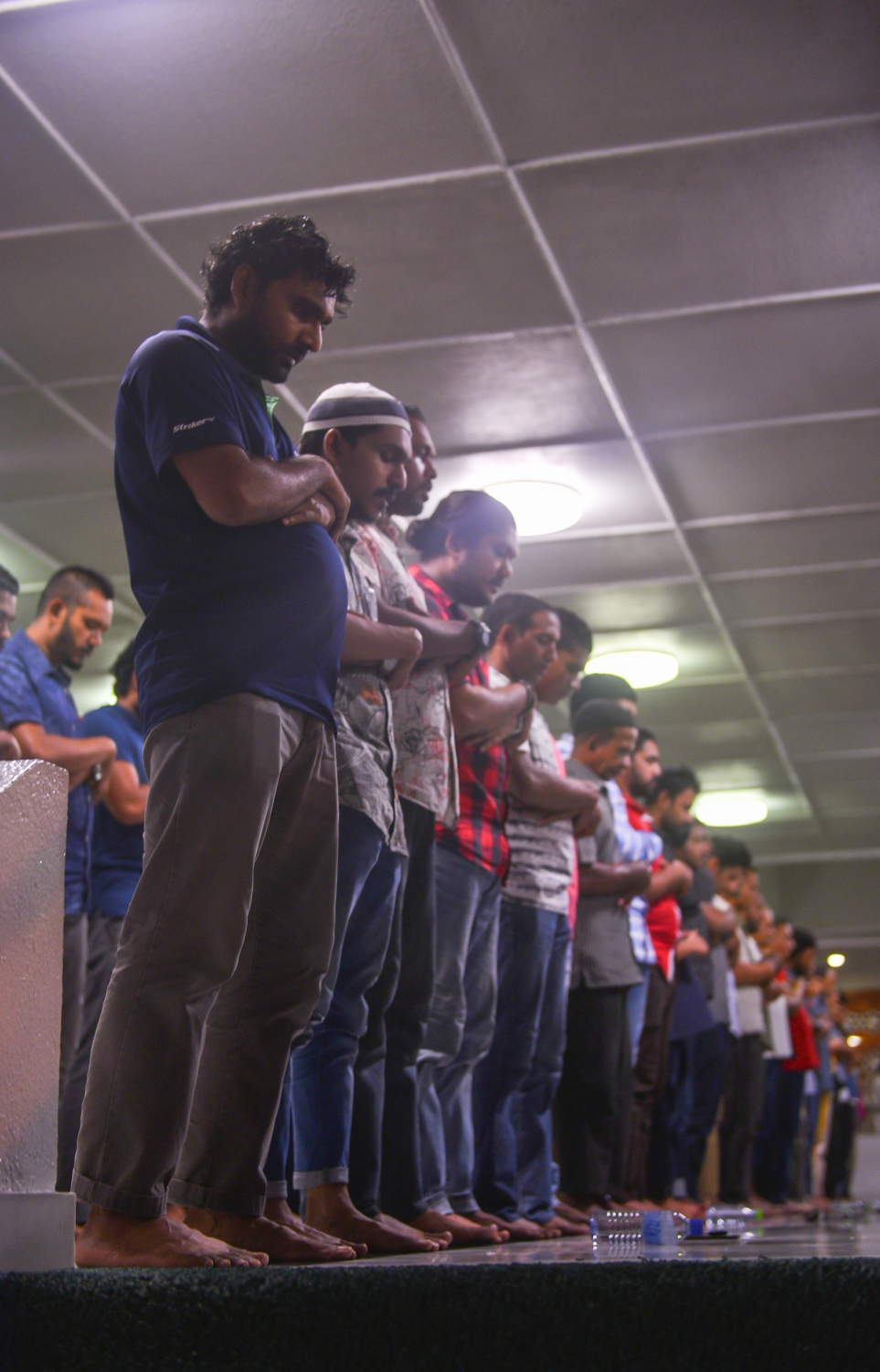 މާލެ: ޖޫން 22، 2017- ރަމަޟާންމަހުގެ 27 ވިލޭރޭގެ ސަވާބާއި ދަރުމަ ލިބިގަތުމަށްޓަކައި އިސްލާމީ މަރުކަޒުގައި އެތައް ހާސް ބަޔަކު ދަމުނަމާދު ކުރަނީ: މިރޭގެ ދަމު ނަމާދުގައި އިސްލާމީ މަރުކަޒު ފުރި ބާރުވެ، މިސްކިތުން ބޭރުގައި ވެސް ބައެއް މީހުން ނަމާދު ކުރަން ޖެހުނު.---މިހާރު ފޮޓޯ: ހުސެއިން ވަހީދު