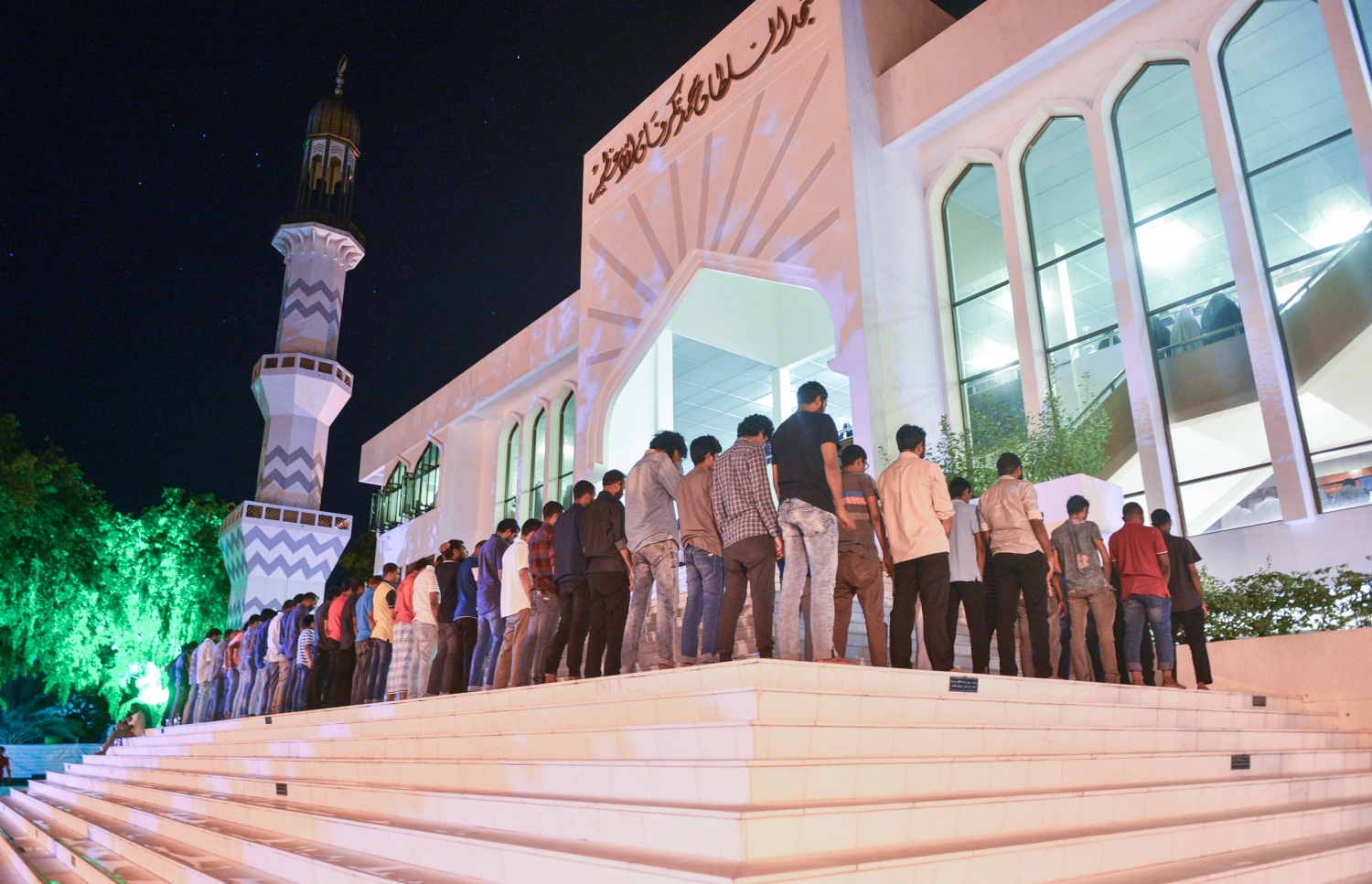 މާލެ: ޖޫން 22، 2017- ރަމަޟާންމަހުގެ 27 ވިލޭރޭގެ ސަވާބާއި ދަރުމަ ލިބިގަތުމަށްޓަކައި އިސްލާމީ މަރުކަޒުގައި އެތައް ހާސް ބަޔަކު ދަމުނަމާދު ކުރަނީ: މިރޭގެ ދަމު ނަމާދުގައި އިސްލާމީ މަރުކަޒު ފުރި ބާރުވެ، މިސްކިތުން ބޭރުގައި ވެސް ބައެއް މީހުން ނަމާދު ކުރަން ޖެހުނު.---މިހާރު ފޮޓޯ: ހުސެއިން ވަހީދު