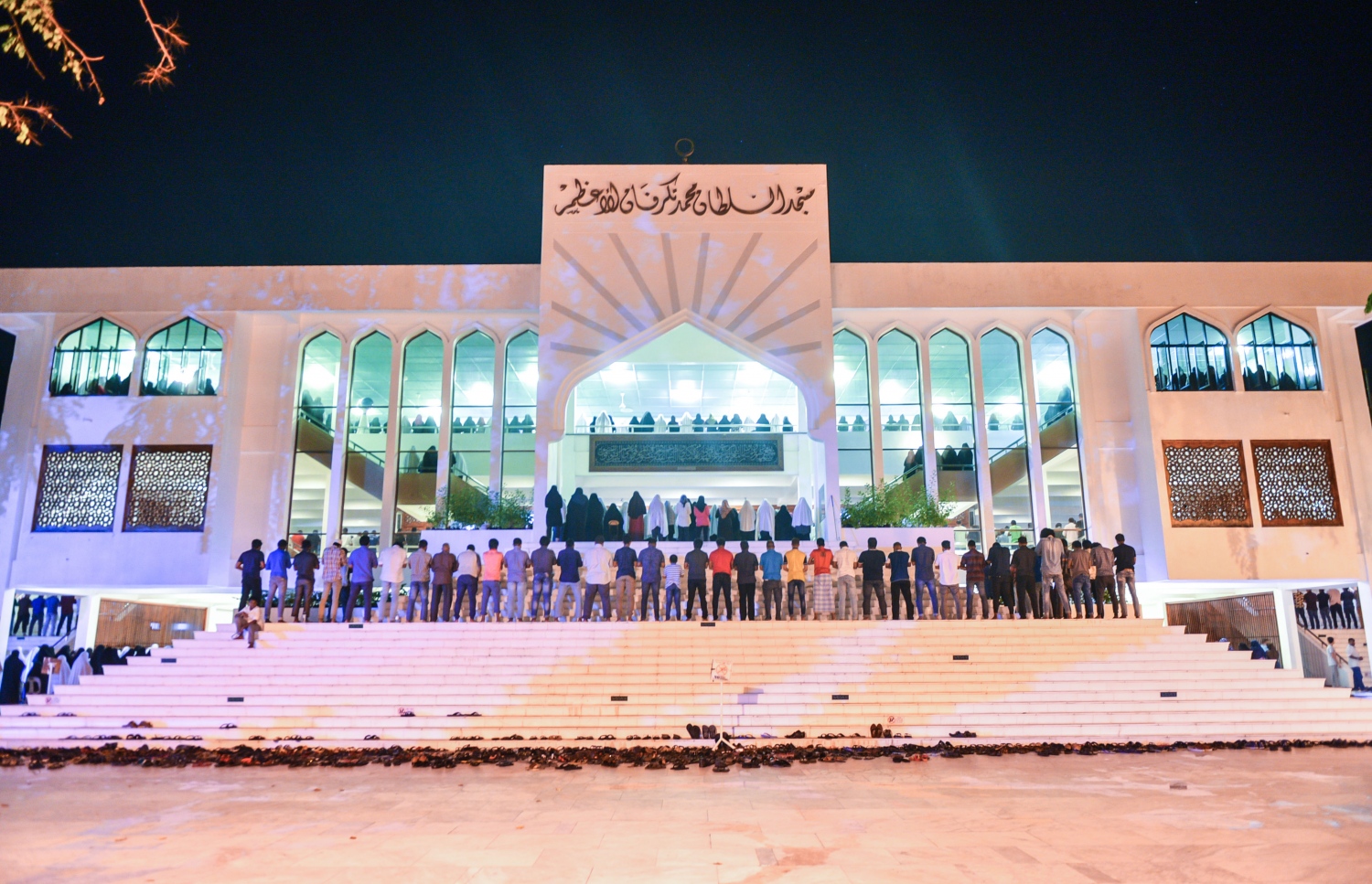 މާލެ: ޖޫން 22، 2017- ރަމަޟާންމަހުގެ 27 ވިލޭރޭގެ ސަވާބާއި ދަރުމަ ލިބިގަތުމަށްޓަކައި އިސްލާމީ މަރުކަޒުގައި އެތައް ހާސް ބަޔަކު ދަމުނަމާދު ކުރަނީ: މިރޭގެ ދަމު ނަމާދުގައި އިސްލާމީ މަރުކަޒު ފުރި ބާރުވެ، މިސްކިތުން ބޭރުގައި ވެސް ބައެއް މީހުން ނަމާދު ކުރަން ޖެހުނު.---މިހާރު ފޮޓޯ: ހުސެއިން ވަހީދު