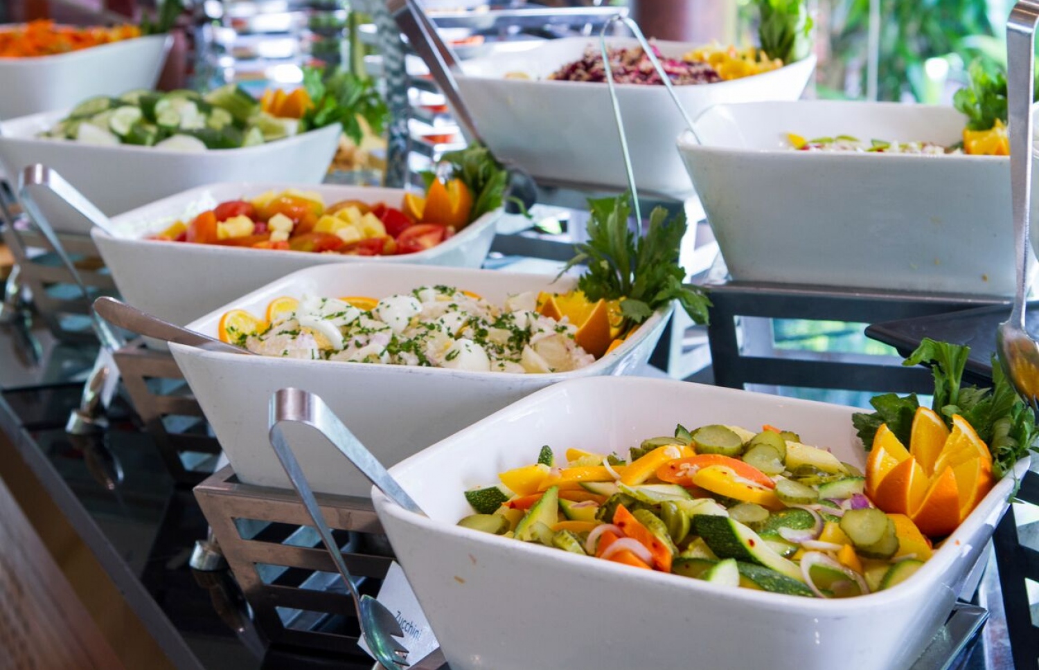 ސަމާ އައިލެންޑް ރިސޯޓް ރެސްޓޯރަންޓުގެ ބުފޭގައި ބަހައްޓާފައި ހުރި ބައެއް ތަކެތި.