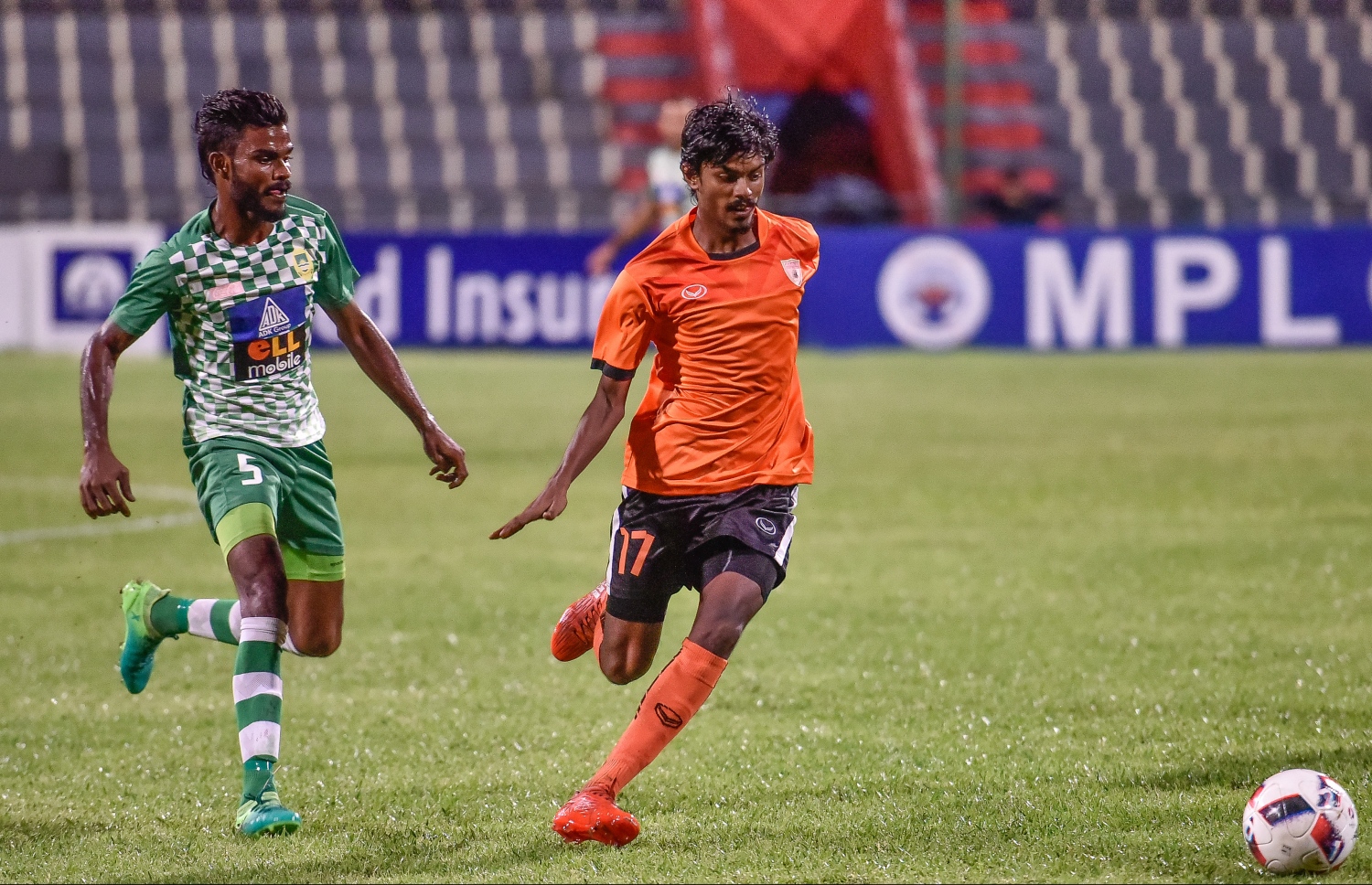 އީގަލްސްގެ އައިހަމް (ކ) މާޒިޔާގެ އިރޭ ކައިރިން ބޯޅަ ހިފައިގެންދަނީ. -- ފޮޓޯ: ނިޝާން އަލީ/ މިހާރު