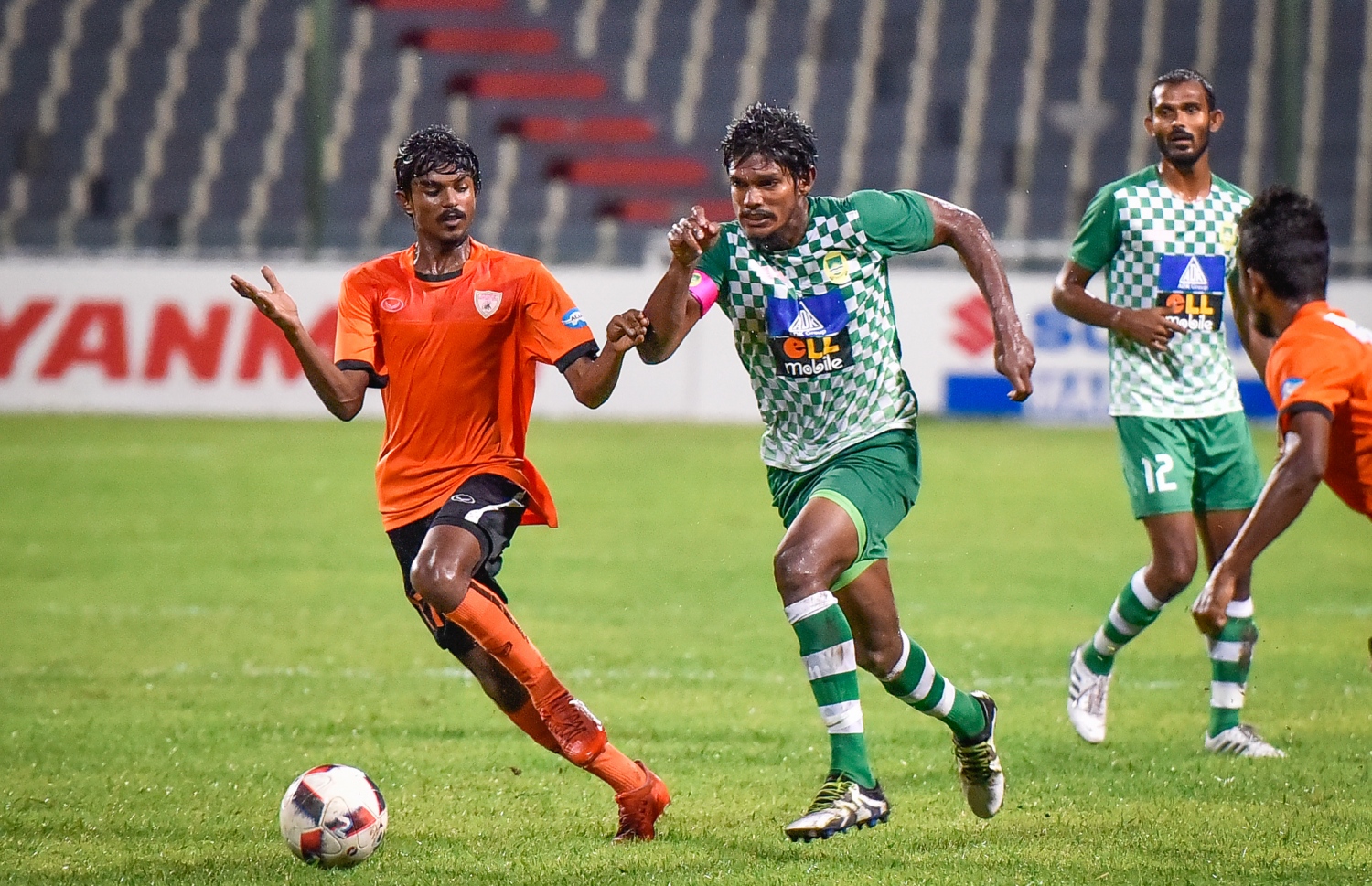 އީގަލްސްގެ އައިސަމް (ވ) ކައިރިން މާޒިޔާގެ އަސަދުﷲ ބޯޅަ ހިފައިގެންދާން މަސައްކަތްކުރަނީ.-- ފޮޓޯ: ނިޝާން އަލީ/ މިހާރު